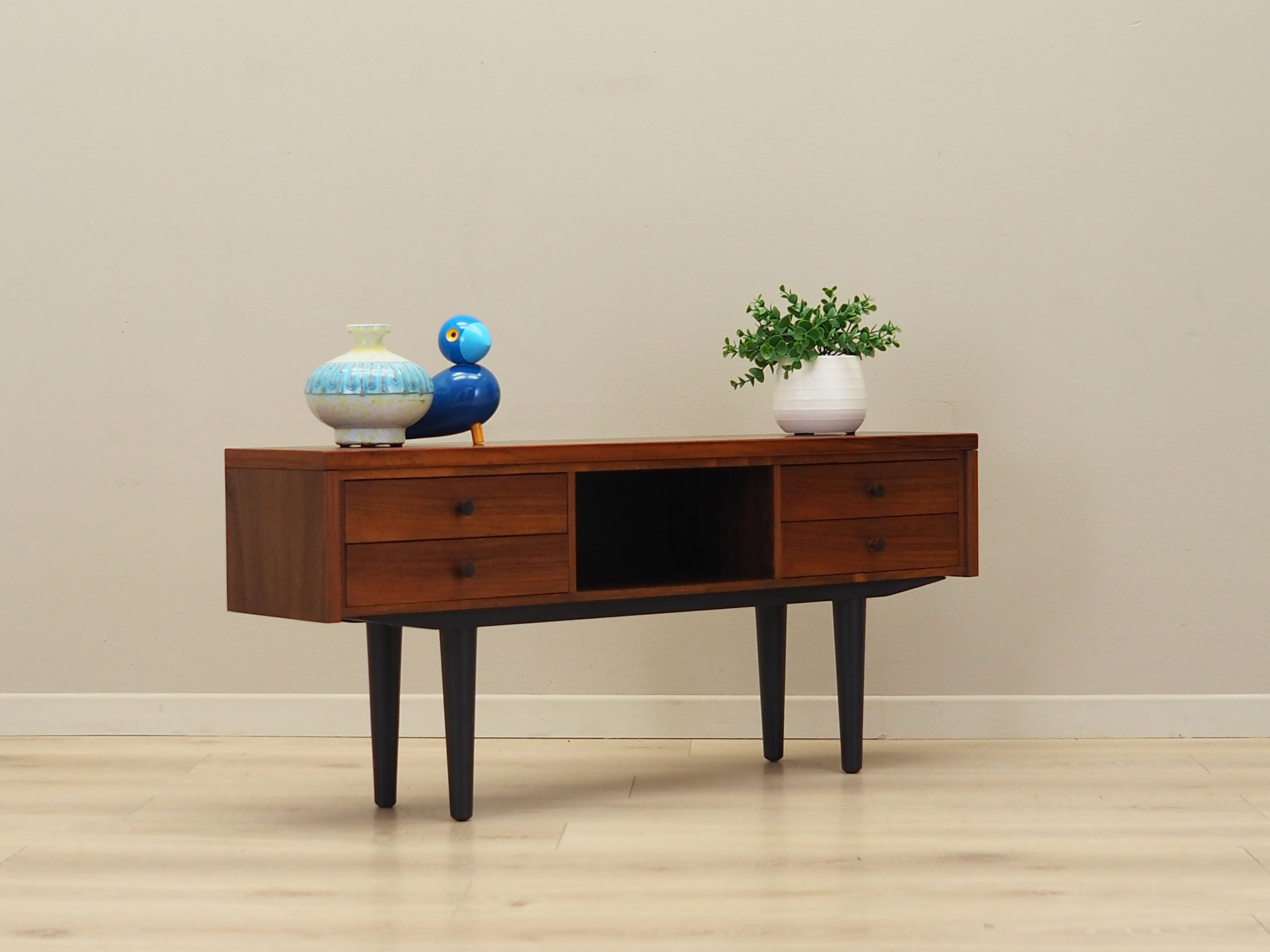 Commode en palissandre, design danois, années 1970, production: Danemark