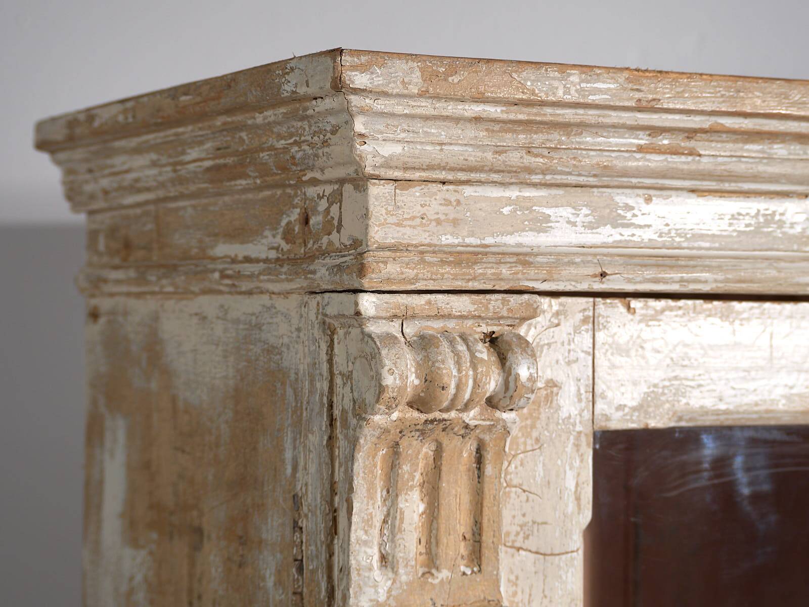 Ancienne armoire de cuisine blanche (vers 1920)