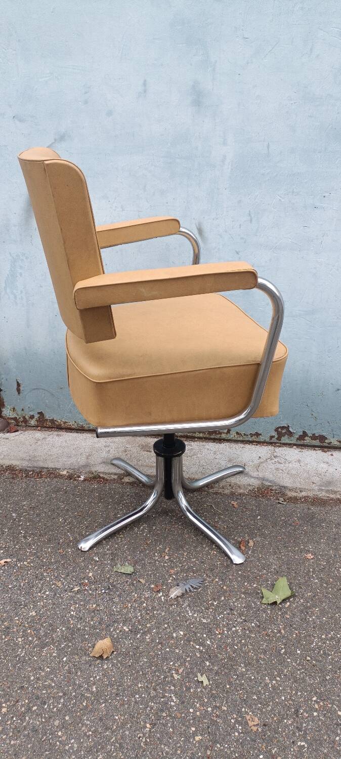 Tulip-shaped office chair