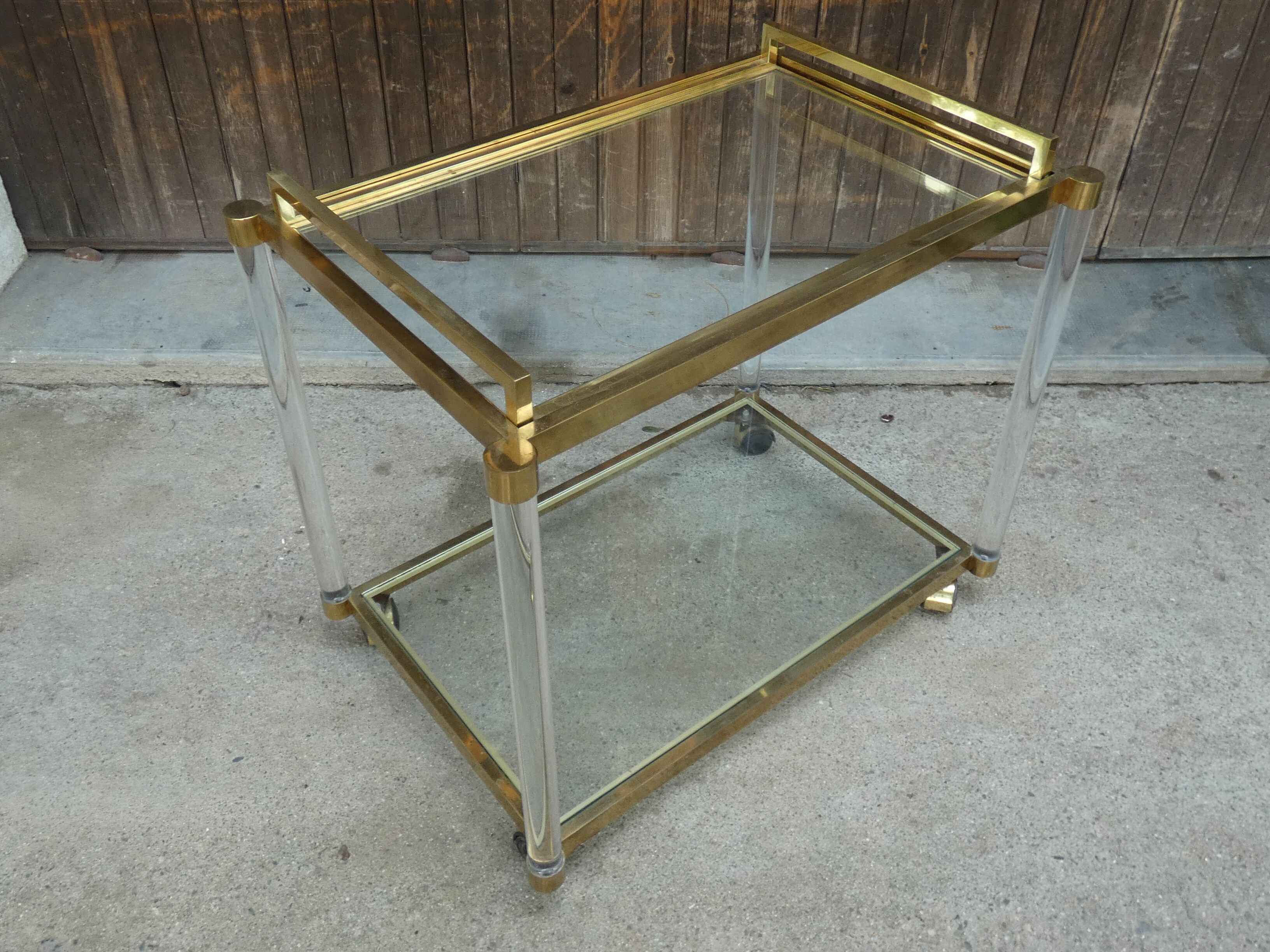 Desserte en métal doré, verre et plexiglass à plateau amovible, 1970