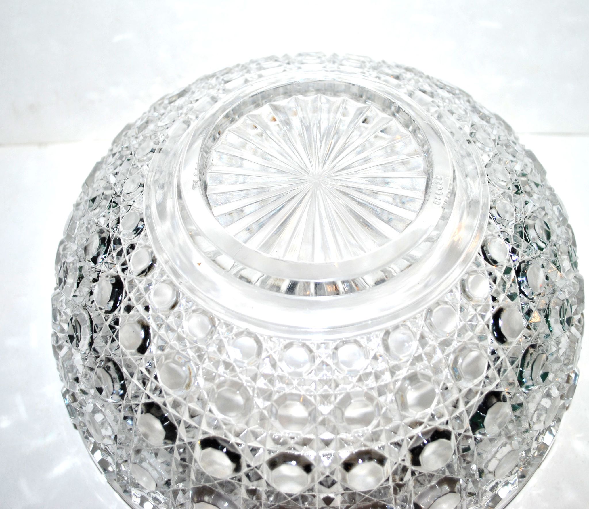 Saladier en cristal moulé signé diamants pierreries Baccarat  23cm