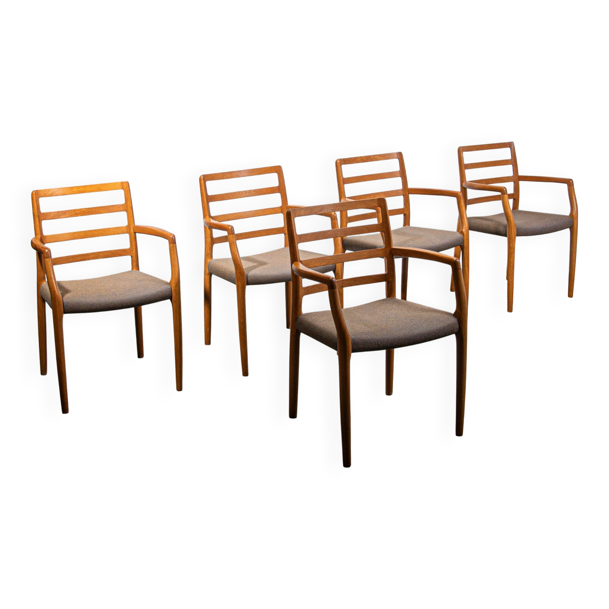 Fauteuils JL Moller modèle 68 en chêne avec tissu d'origine. Fabriqués au Danemark vers 1990.