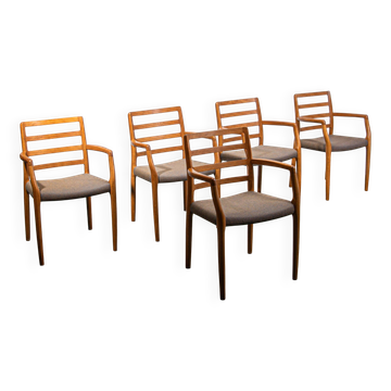 Fauteuils JL Moller modèle 68 en chêne avec tissu d'origine. Fabriqués au Danemark vers 1990.