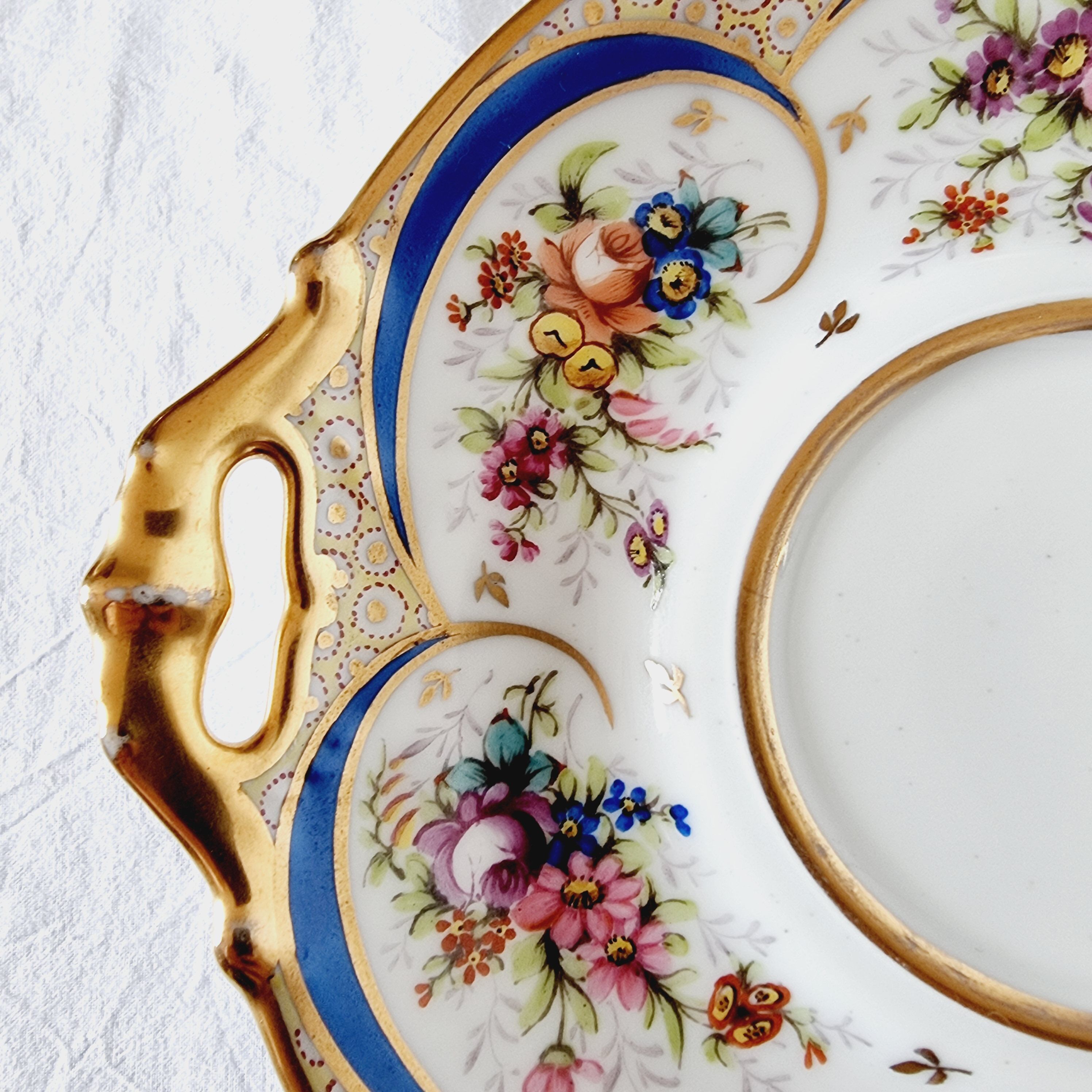 Tasse et soucoupe en porcelaine reproduction de sèvres décorées à la main par m.carpezat pour limoge