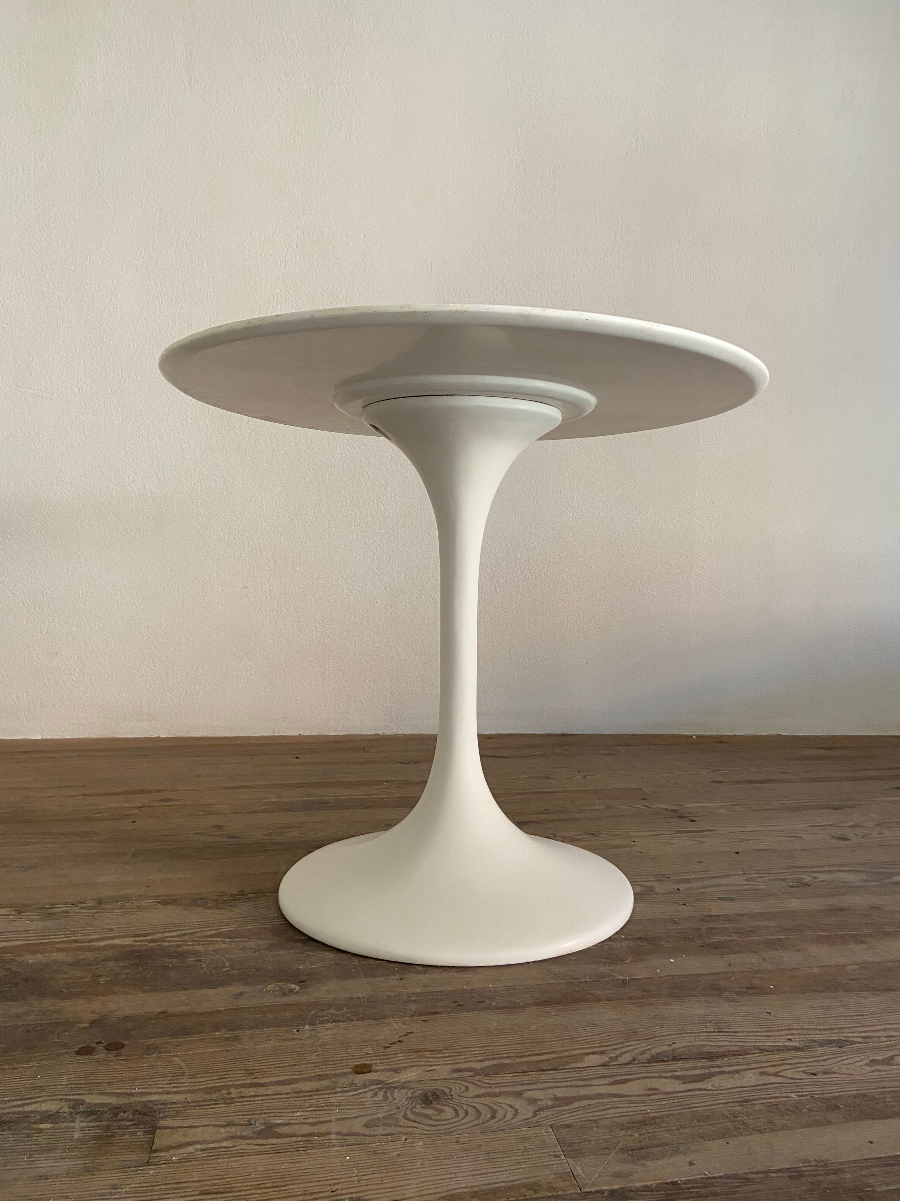 Vintage tulip table 1970