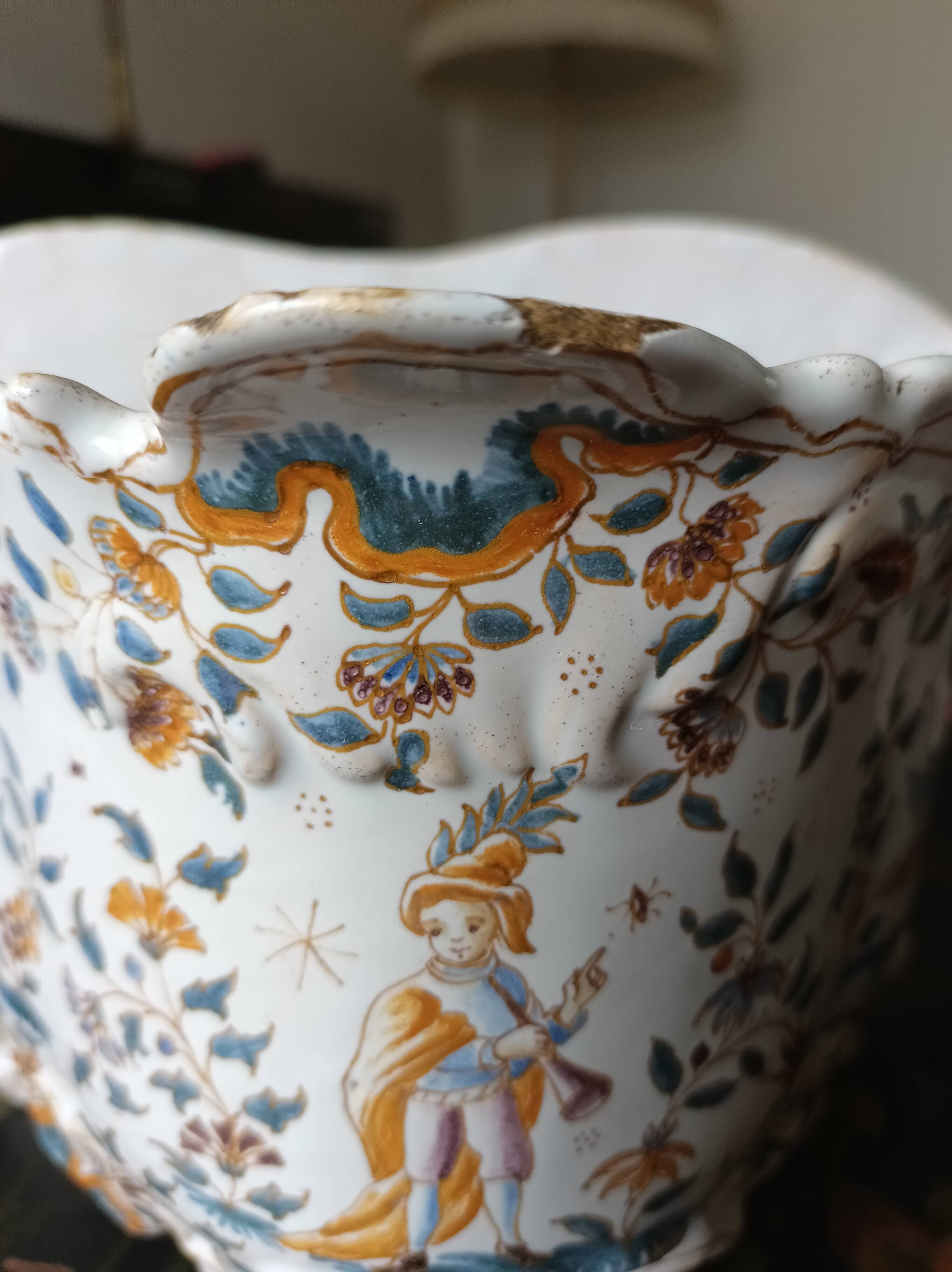 Small planter in Moustier/Rouen style from the 18th century.