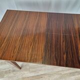 Extendable table in laminate