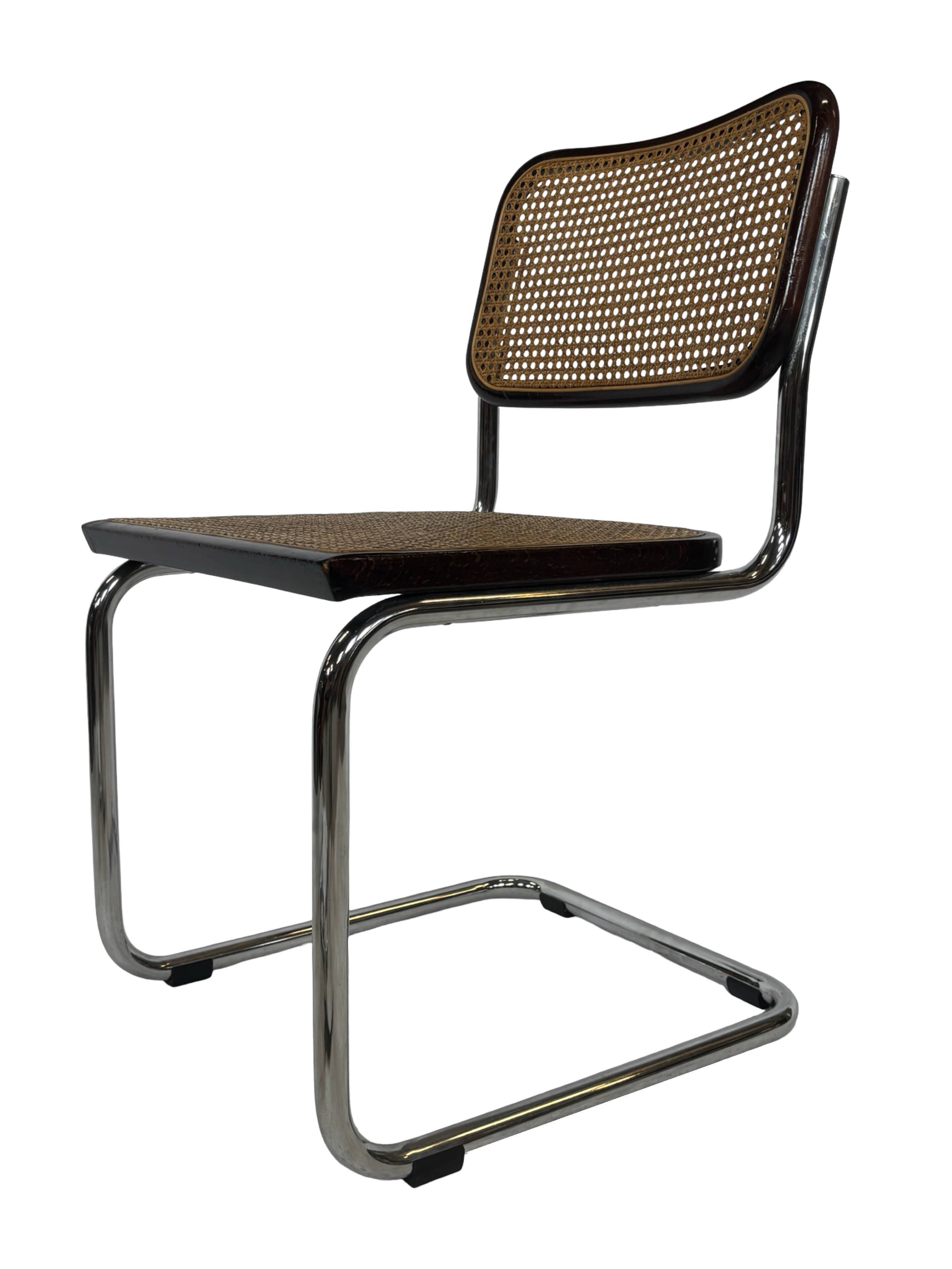 Ensemble de 4 chaises Cesca B32 conçues par Marcel Breuer, cadre marron foncé.
