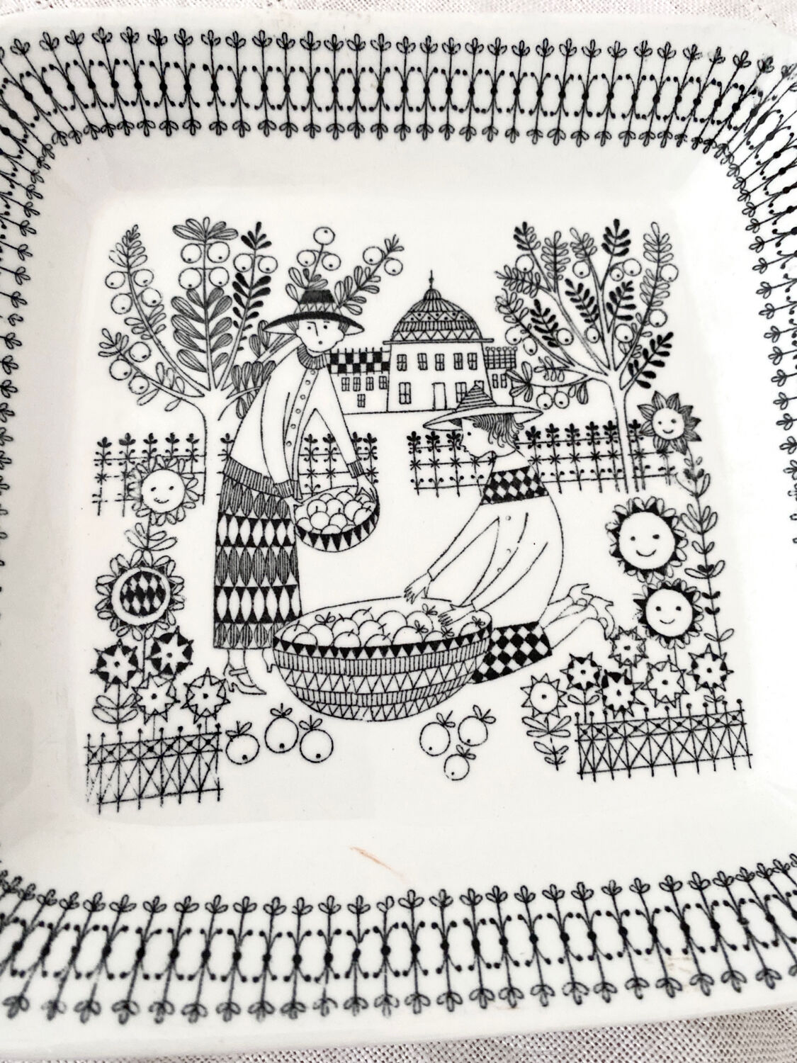 Square plate Arabia Finland Emilia series 1959 designer Raija Uosikkinen