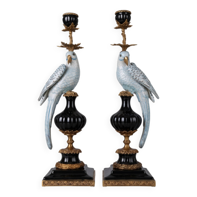 Paire de grands bougeoirs aux perroquets en porcelaine craquelée bleu ciel et bronze doré, dans un élégant goût néoclassique inspiré du style Louis XVI