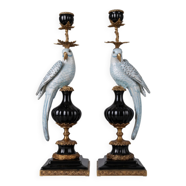 Paire de grands bougeoirs aux perroquets en porcelaine craquelée bleu ciel et bronze doré, dans un élégant goût néoclassique inspiré du style Louis XVI
