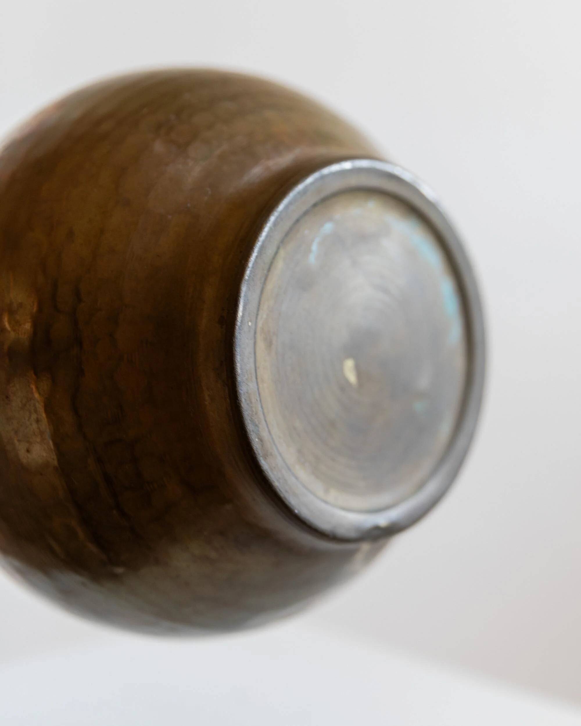 Vase vintage en laiton des années 1960, forme sphérique avec bord ondulé