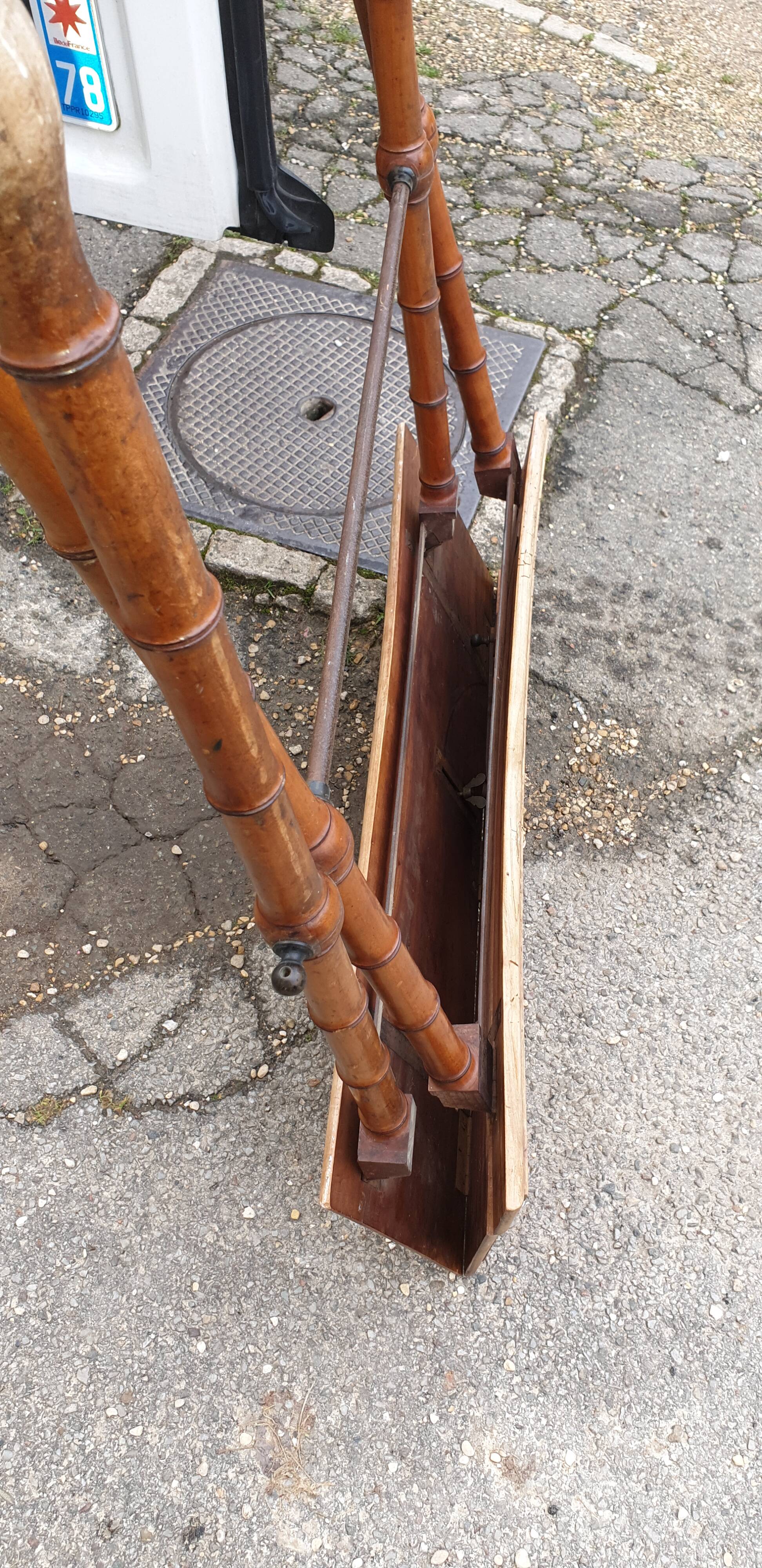 Foldable bistro table in bamboo and walnut