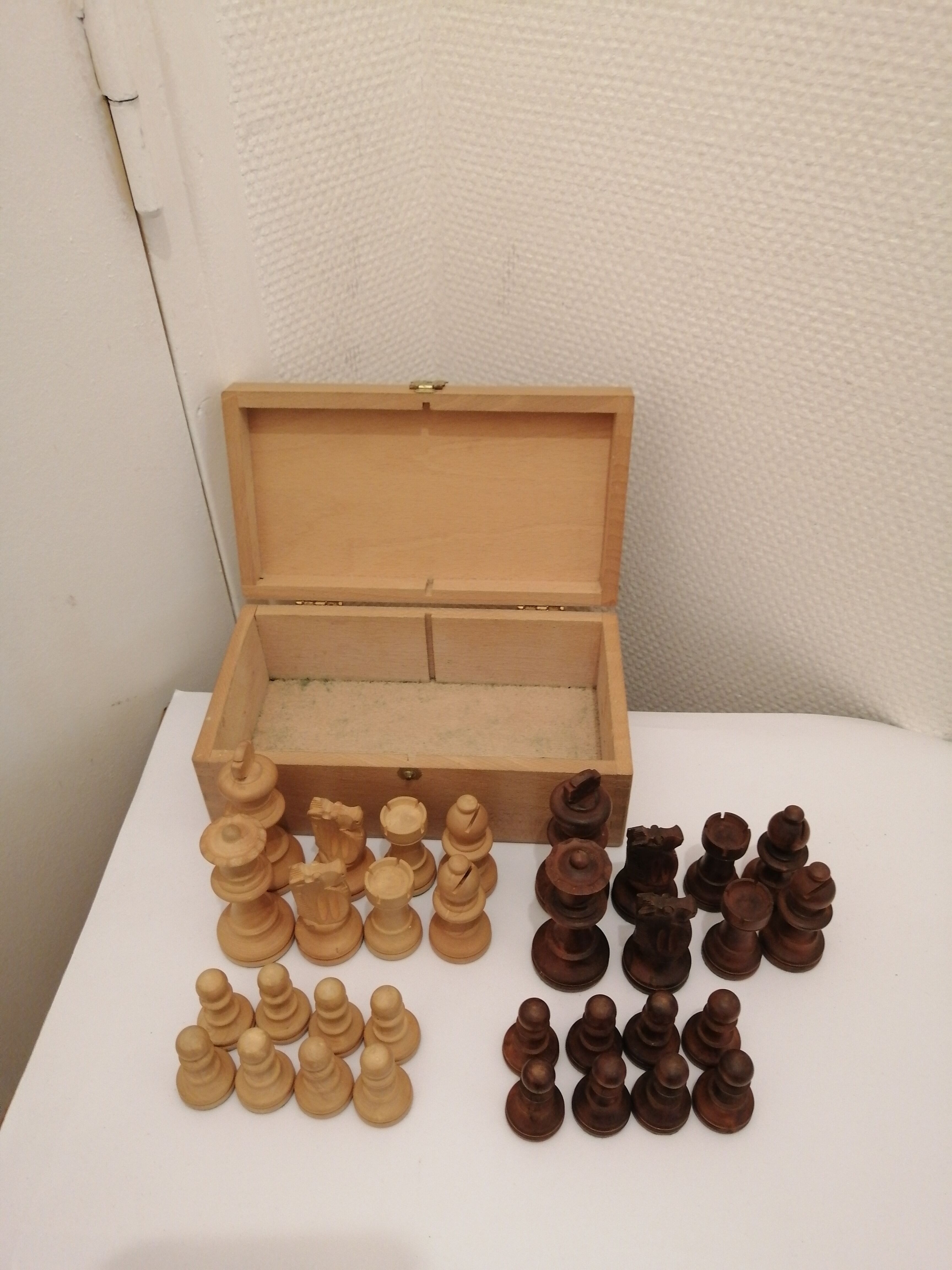 Box of 32 boxwood chess pawns