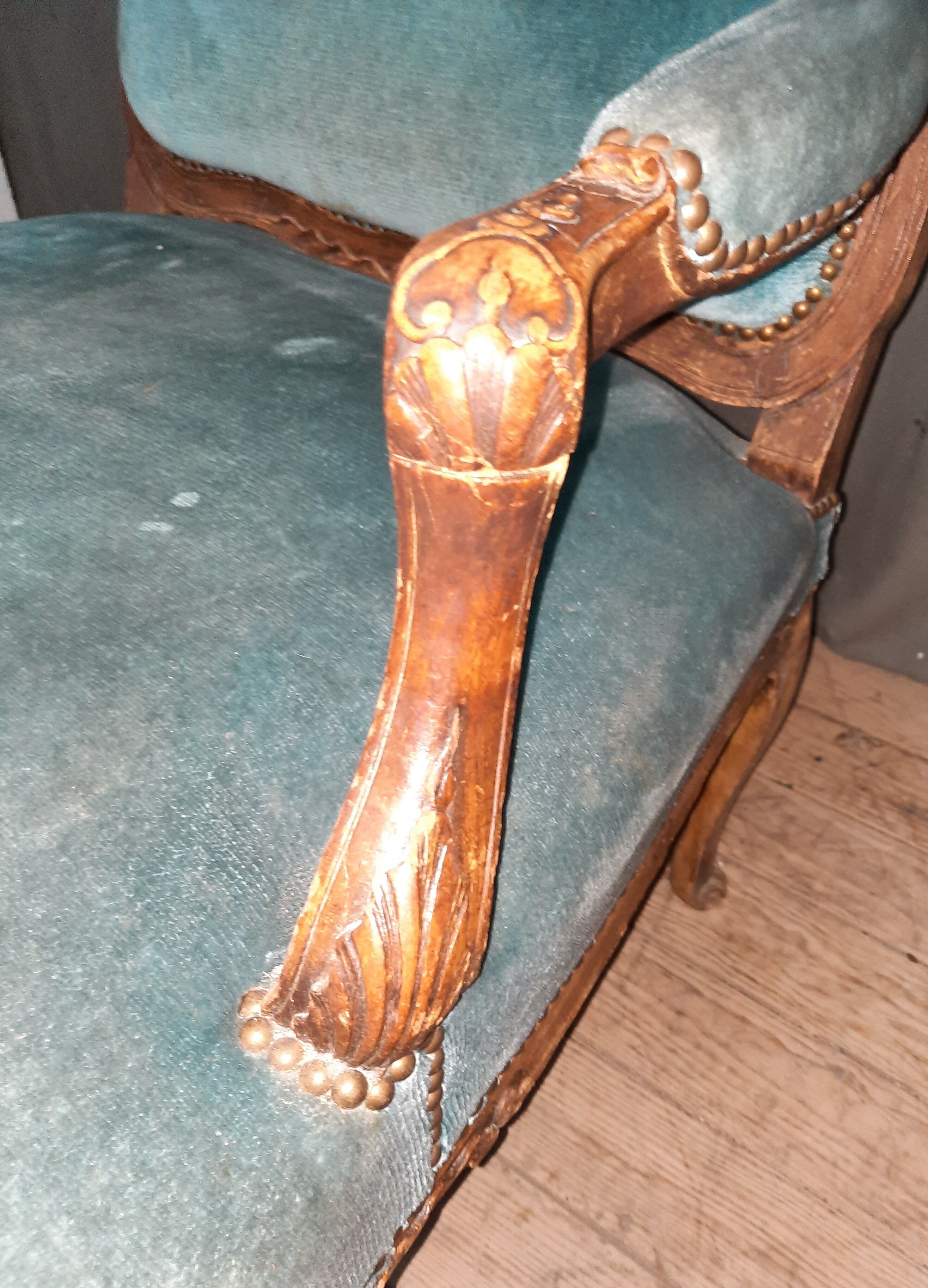 Fauteuil regence en chêne  et velour bleu