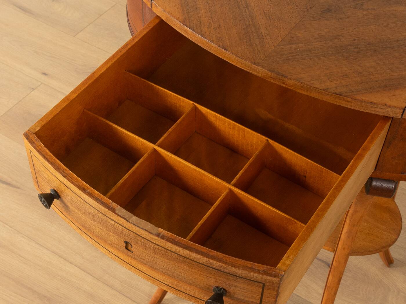 Table d'appoint antique élégante de style Biedermeier, vers 1850