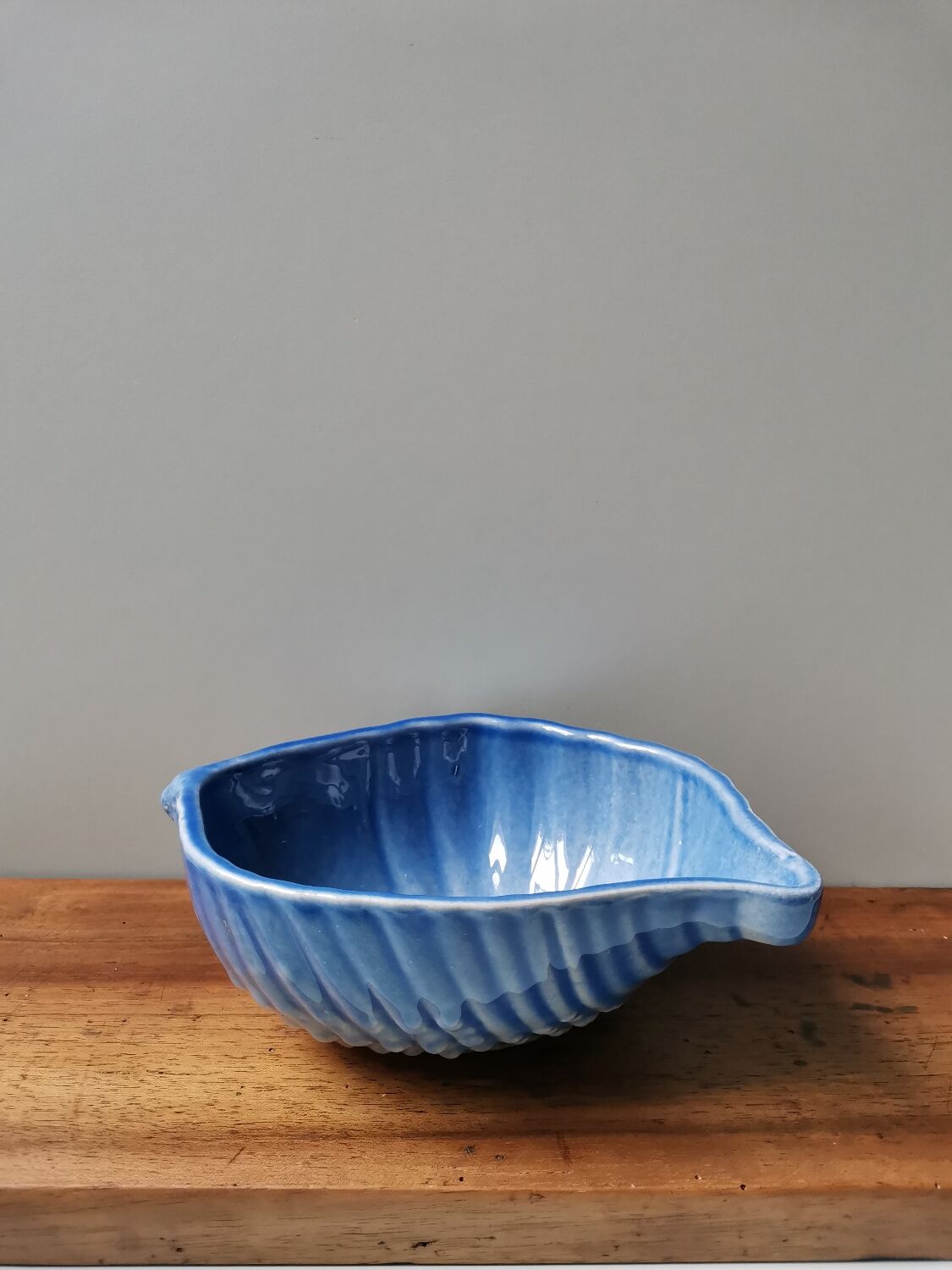 Salad bowl blue shell signed Charles Amand