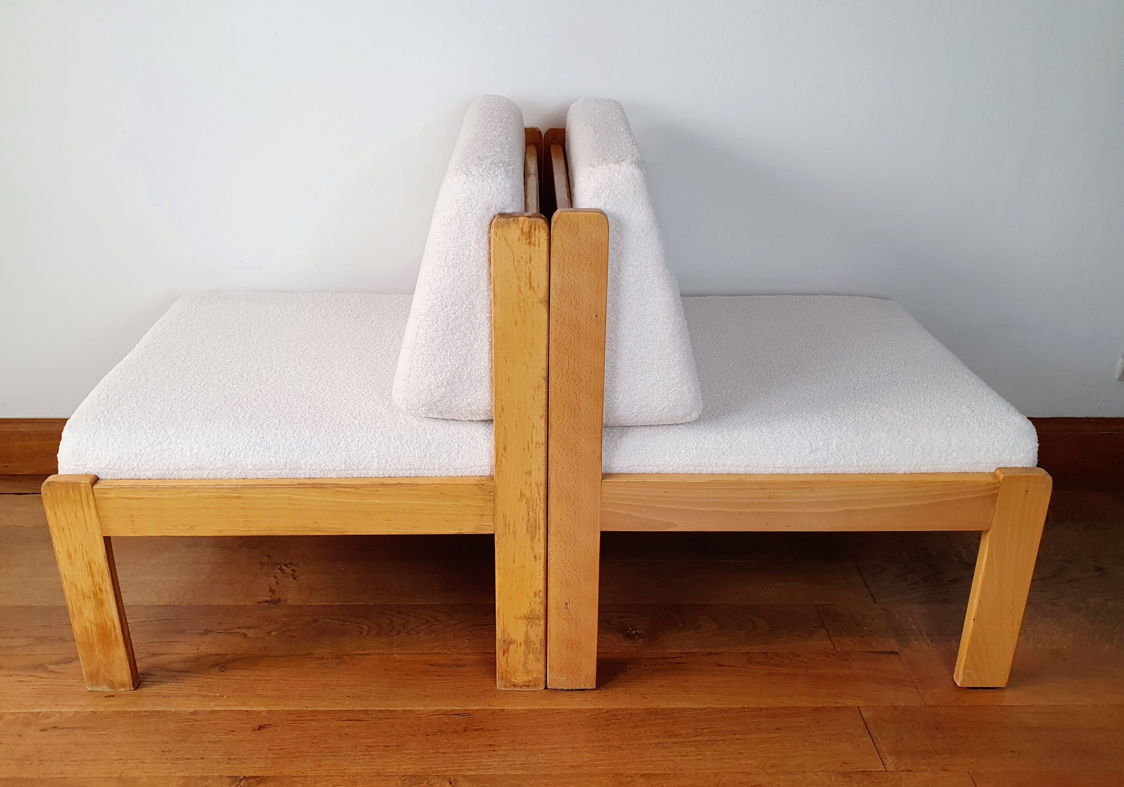 Paire de chauffeuses bois et tissu bouclette