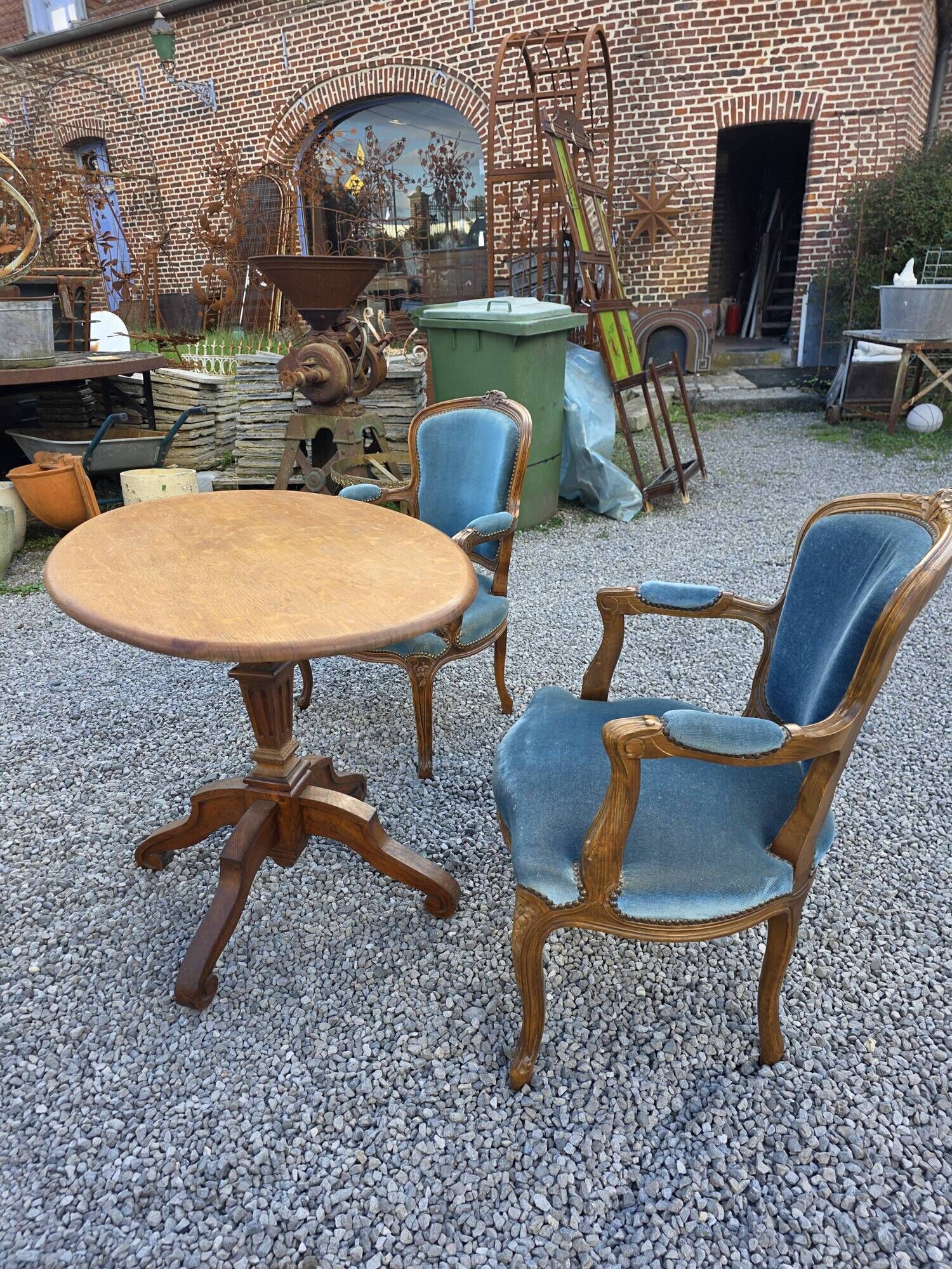 Oak guéridon table from the early 20th century.
