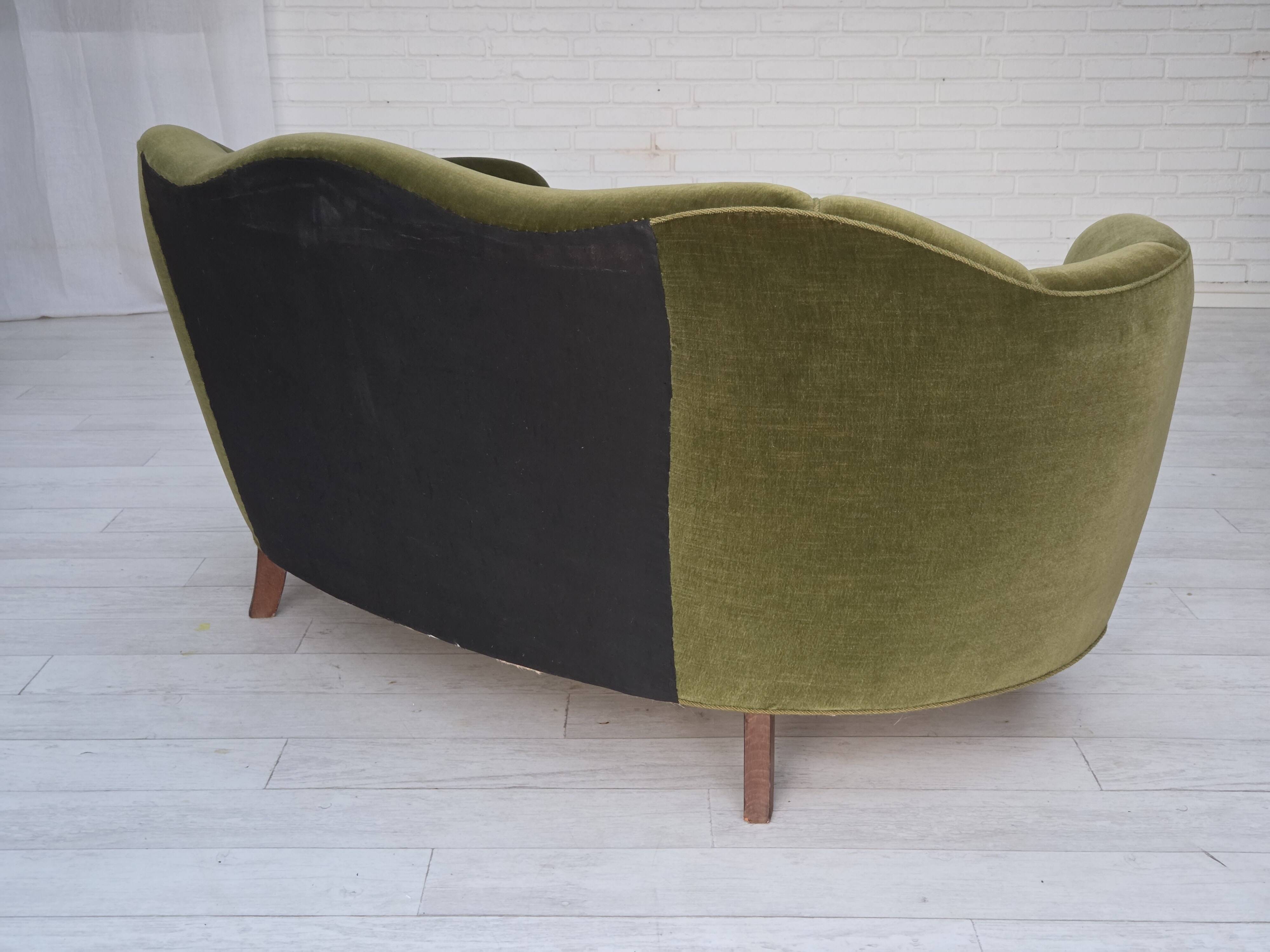 Canapé 2 places incurvé danois des années 1960, revêtement en velours vert, pieds en chêne.