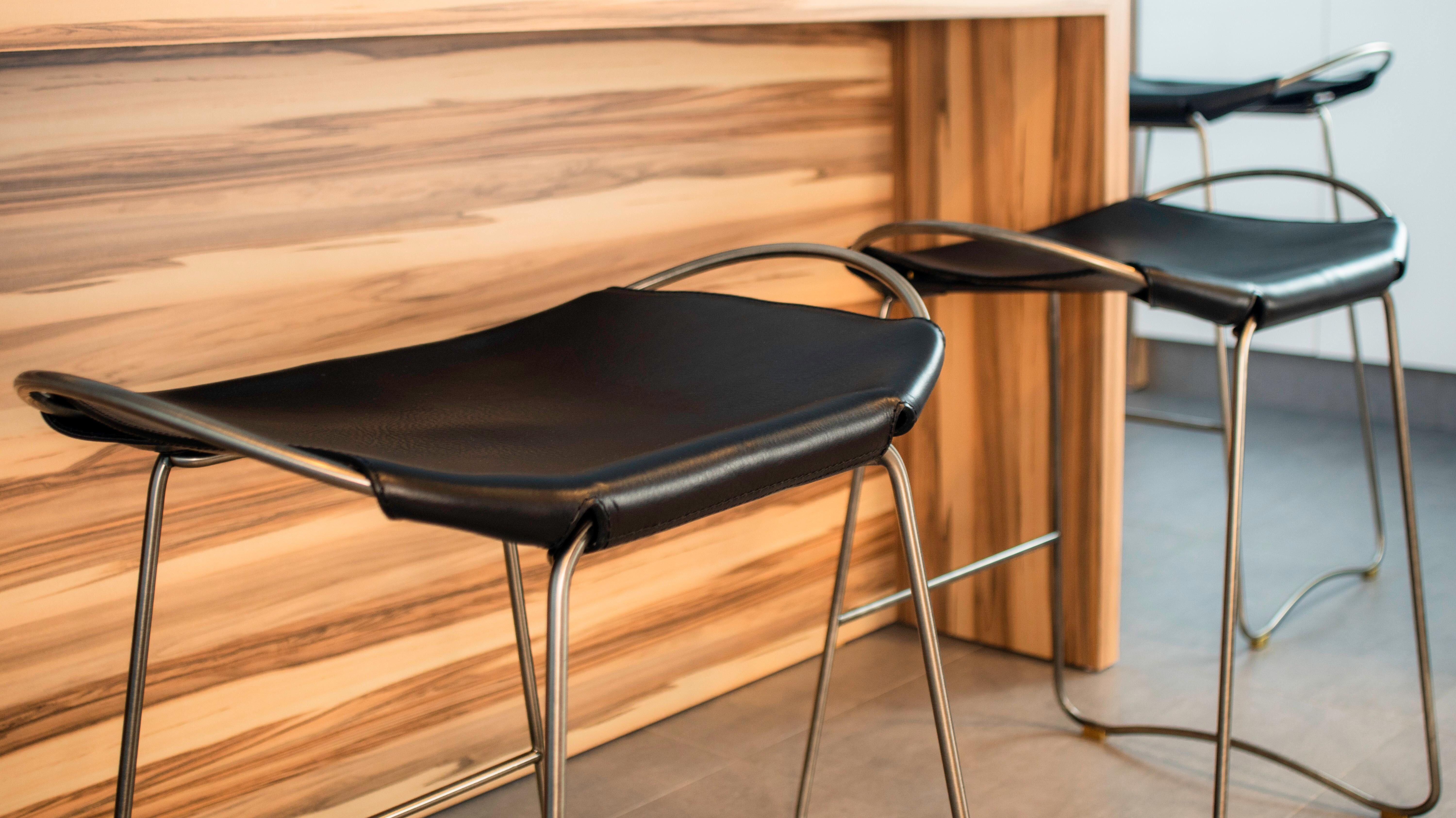 Tabouret contemporain, métal laiton vieilli et cuir noir