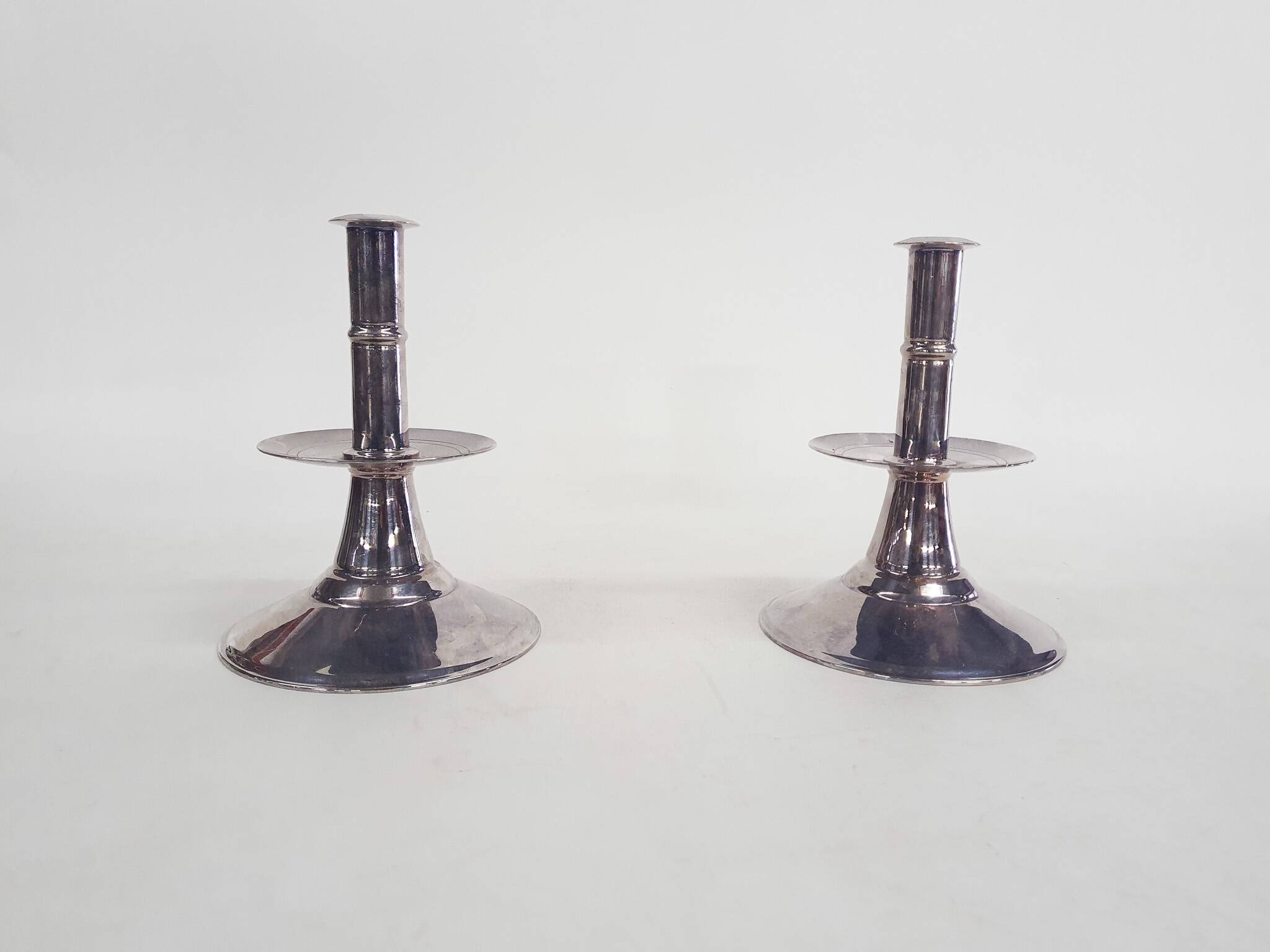Ensemble de deux bougeoirs en argent, Angleterre, années 1670
