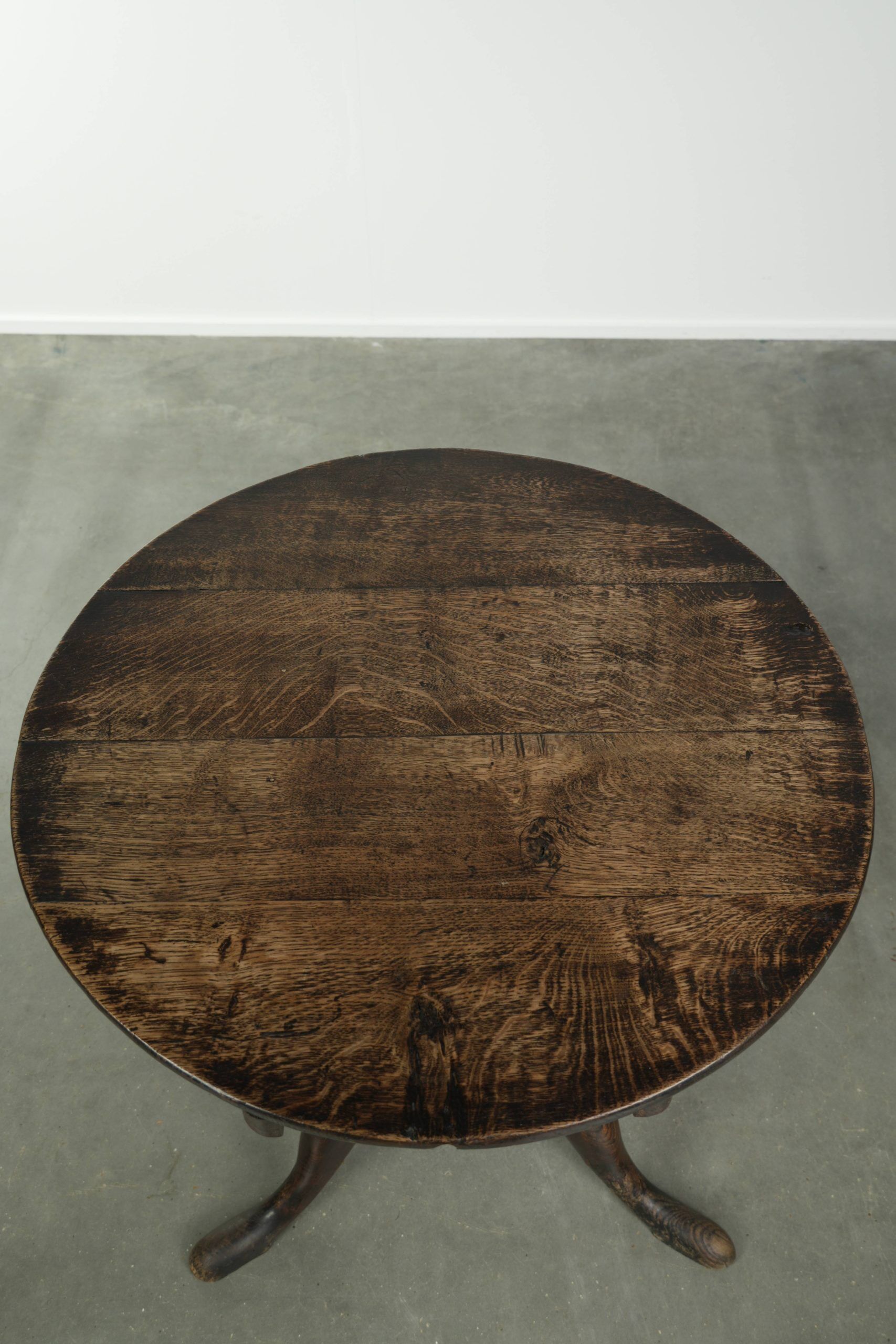 Characterful 18th century English oak sidetable with a beautiful appearance