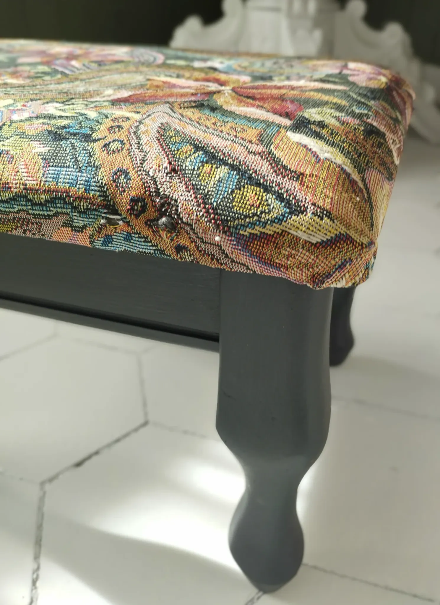 Petit ottoman repose-pied tapisserie vintage.
