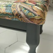 Petit ottoman repose-pied tapisserie vintage.