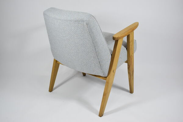 Fauteuil original restauré 366, designer J. Chierowski, années 60, bleu, bois de chêne