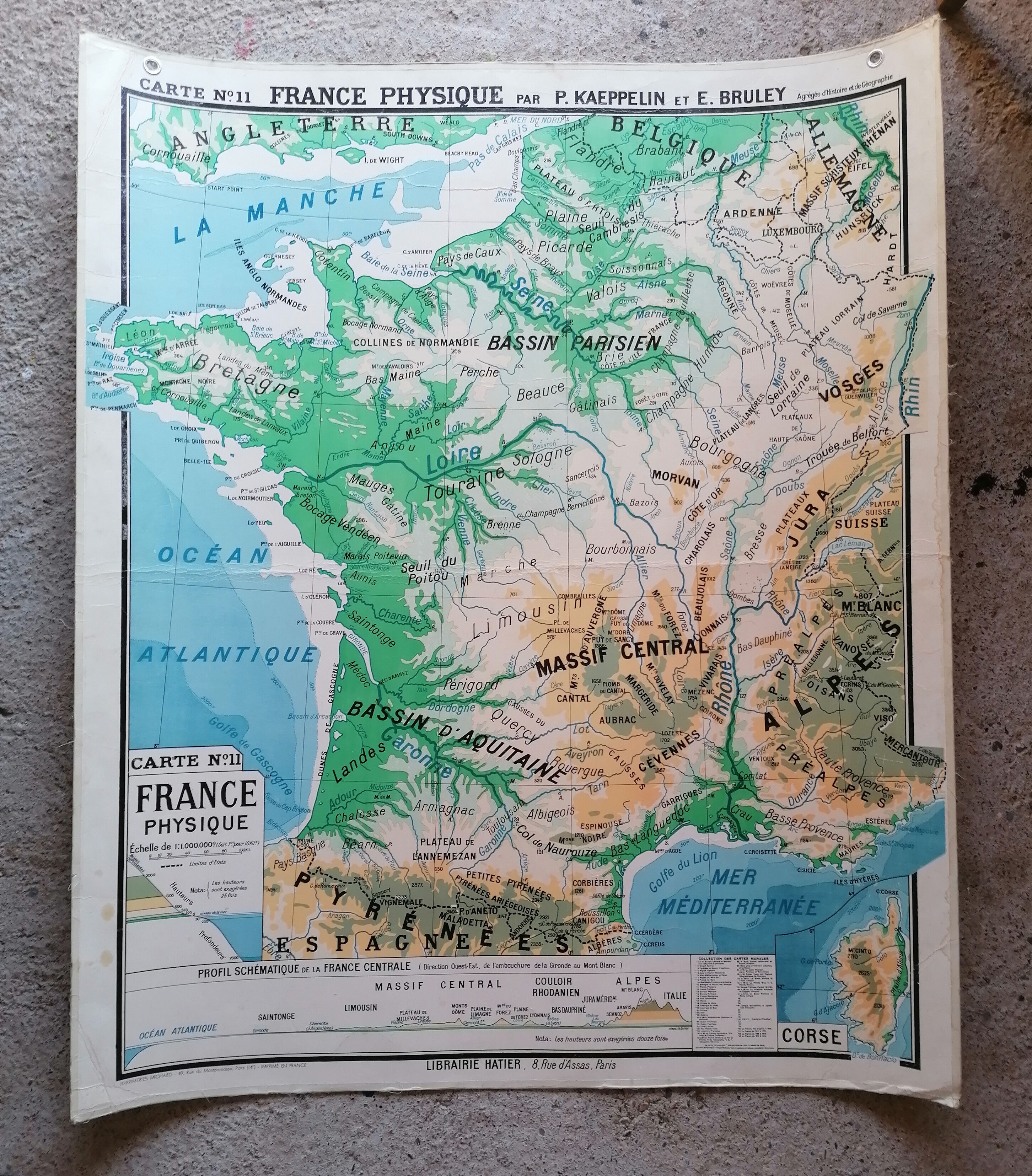 Old physical France map N°11 Hatier Kaeppelin cardboard.