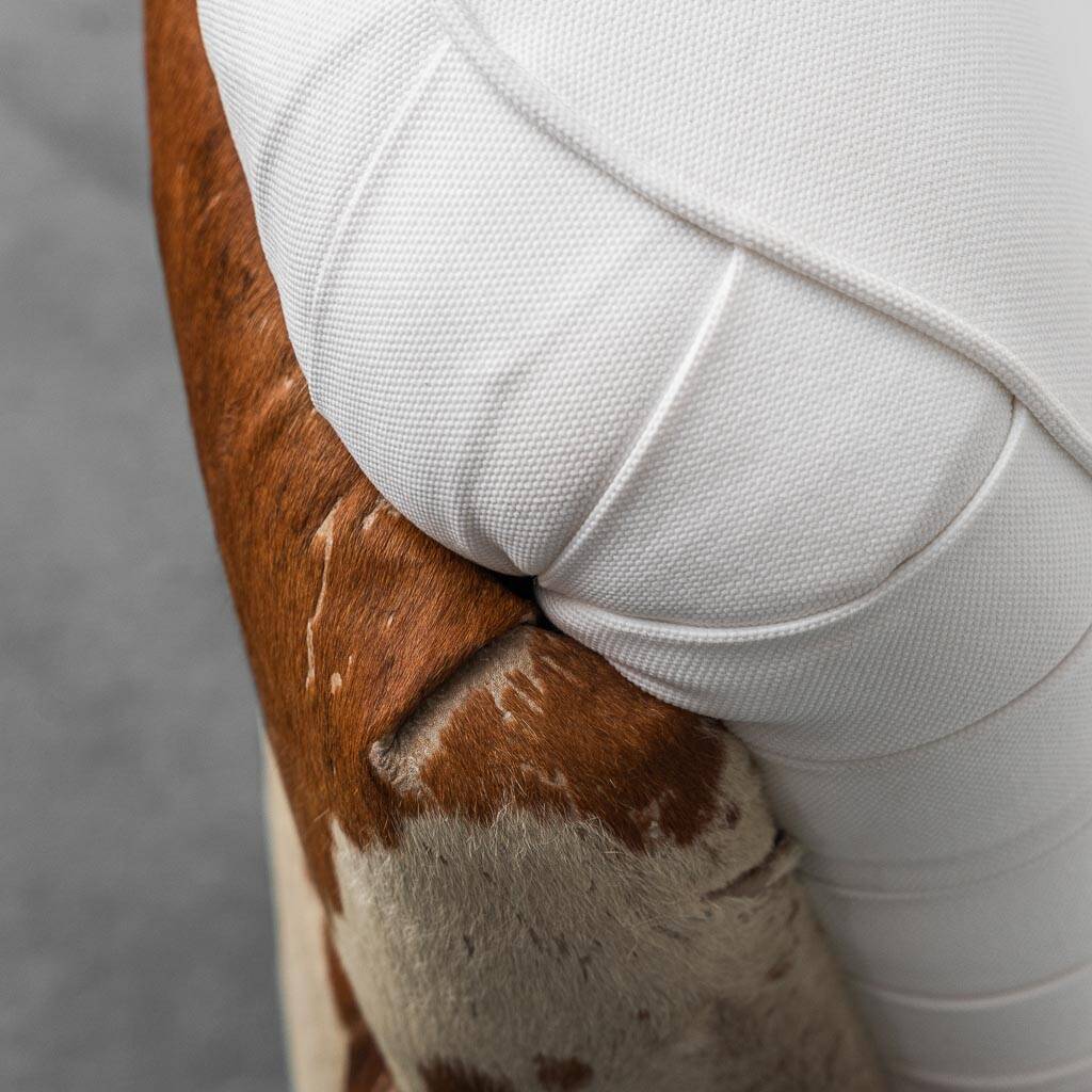 Poltrona vintage in cavallino e tessuto bianco anni ’70 modernariato