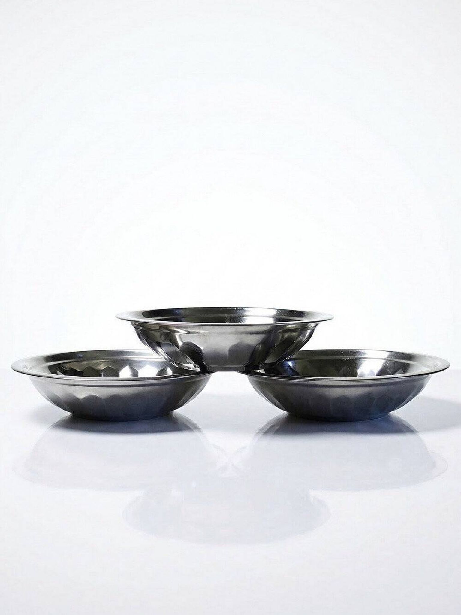 Set of 3 vintage stainless steel bowls from the 1980s.