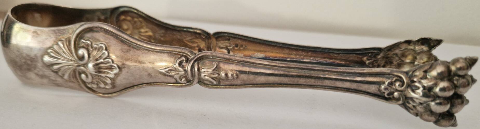 I030 Sugar tongs in silver-plated rock – Louis XV style