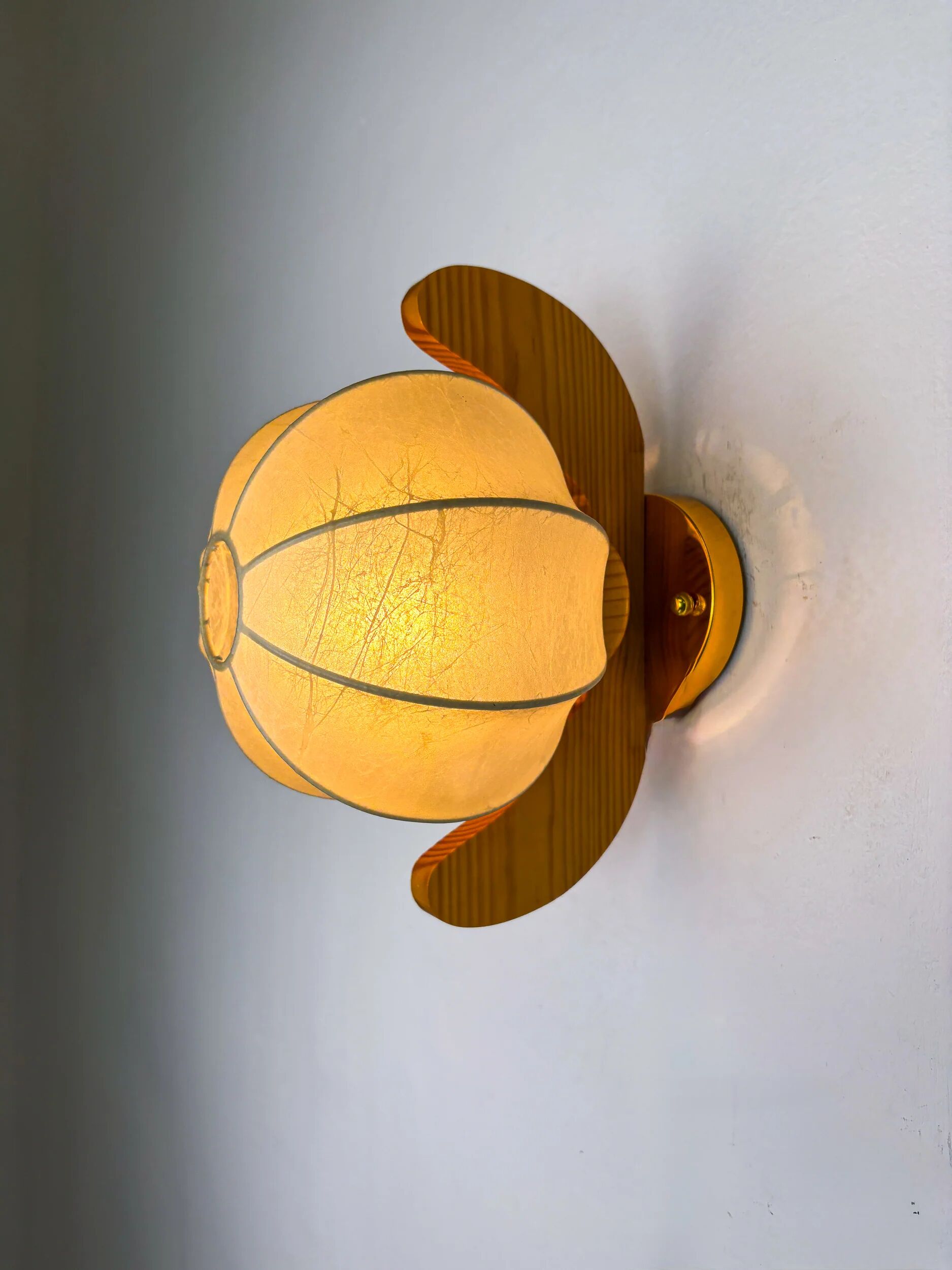 Italian "Cocoon" wall light, resin and pine wood, circa 1970s