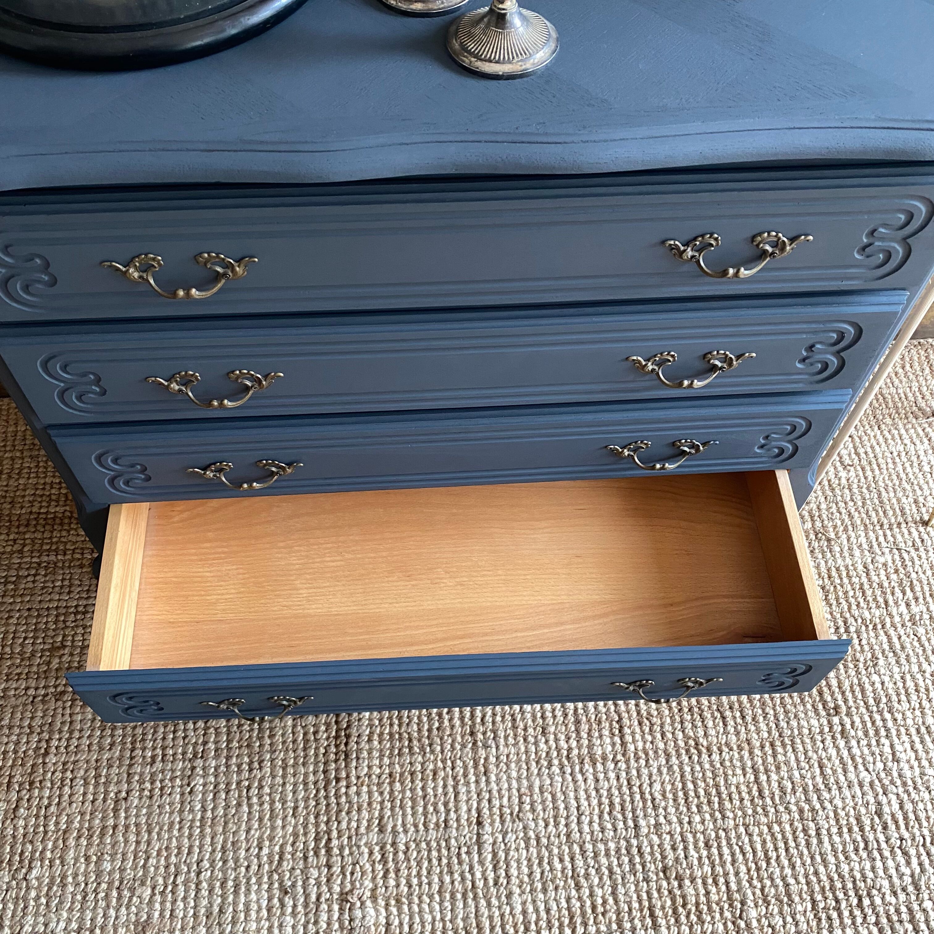 Commode aux pieds courbes