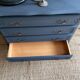 Commode aux pieds courbes