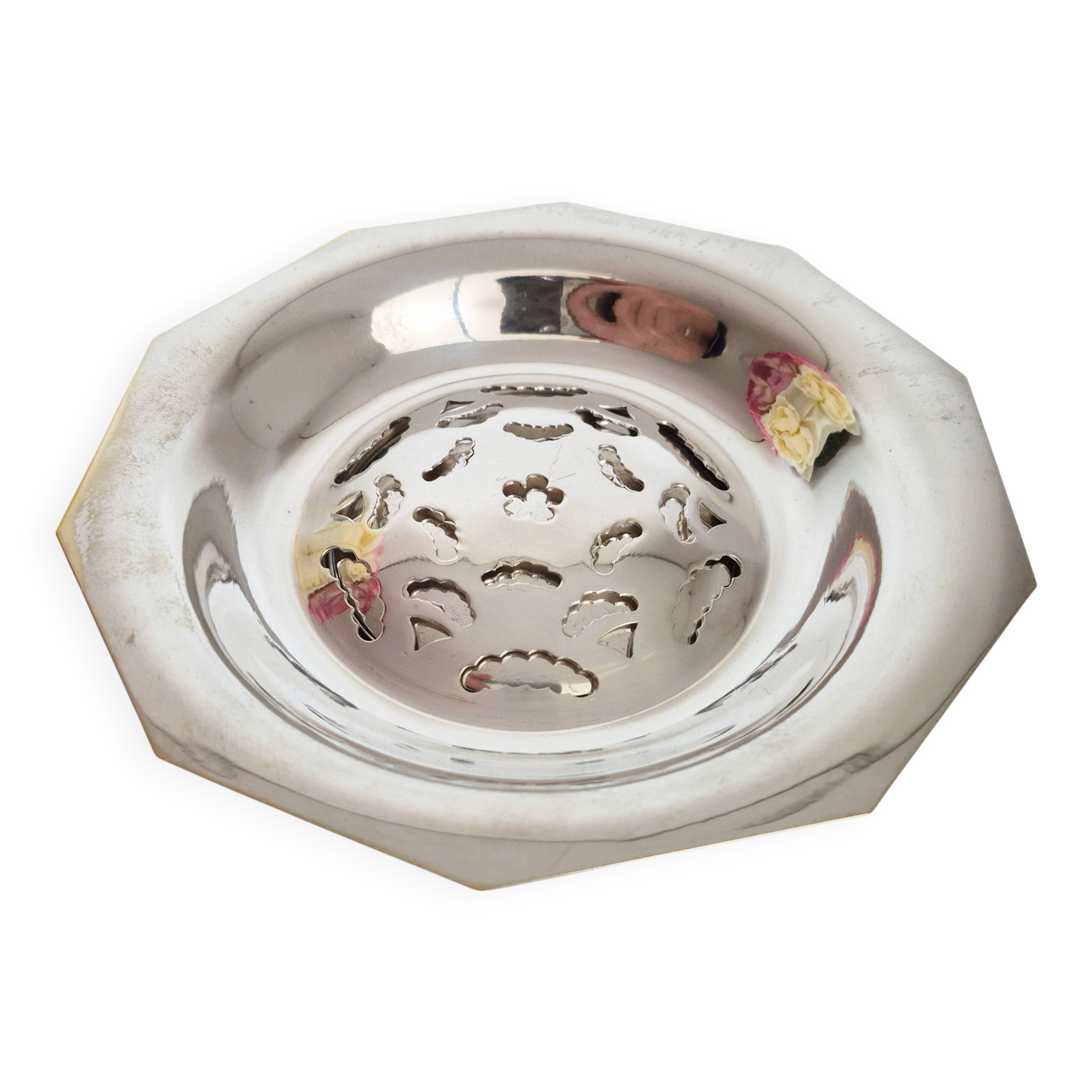 Antique butter dish in the Coquillor style, made of silver-plated metal.