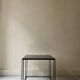 Table basse en métal filaire noir et verre fumé, design 1970