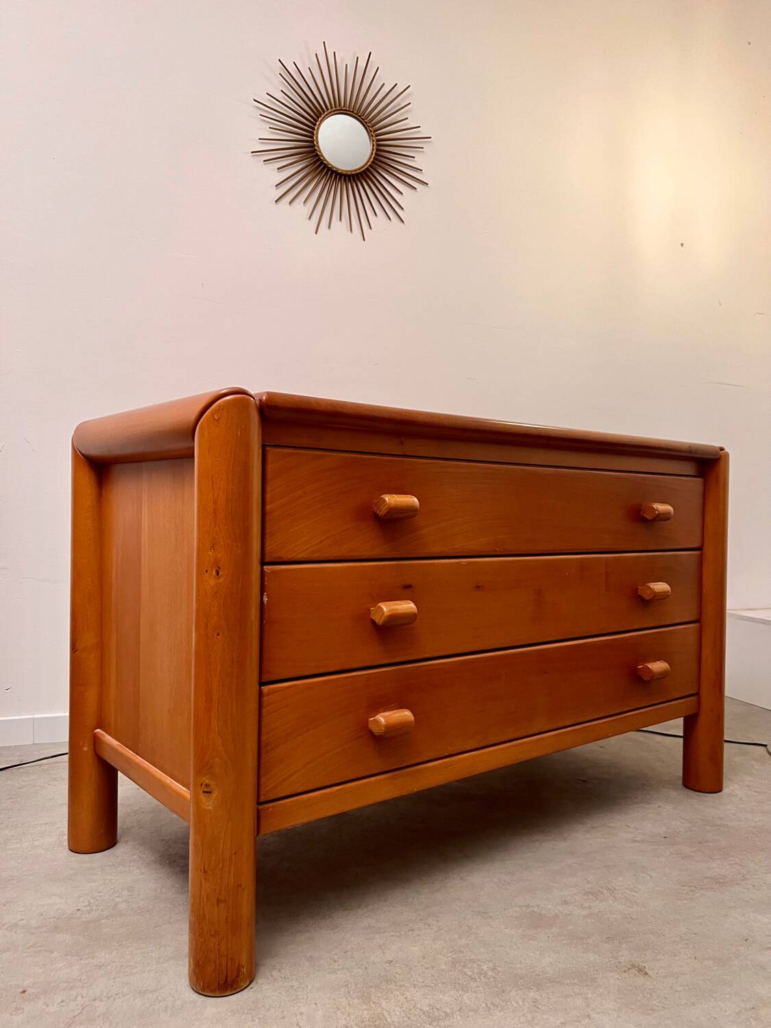 Ancienne commode 3 tiroirs en orme massif design années 70 brutaliste