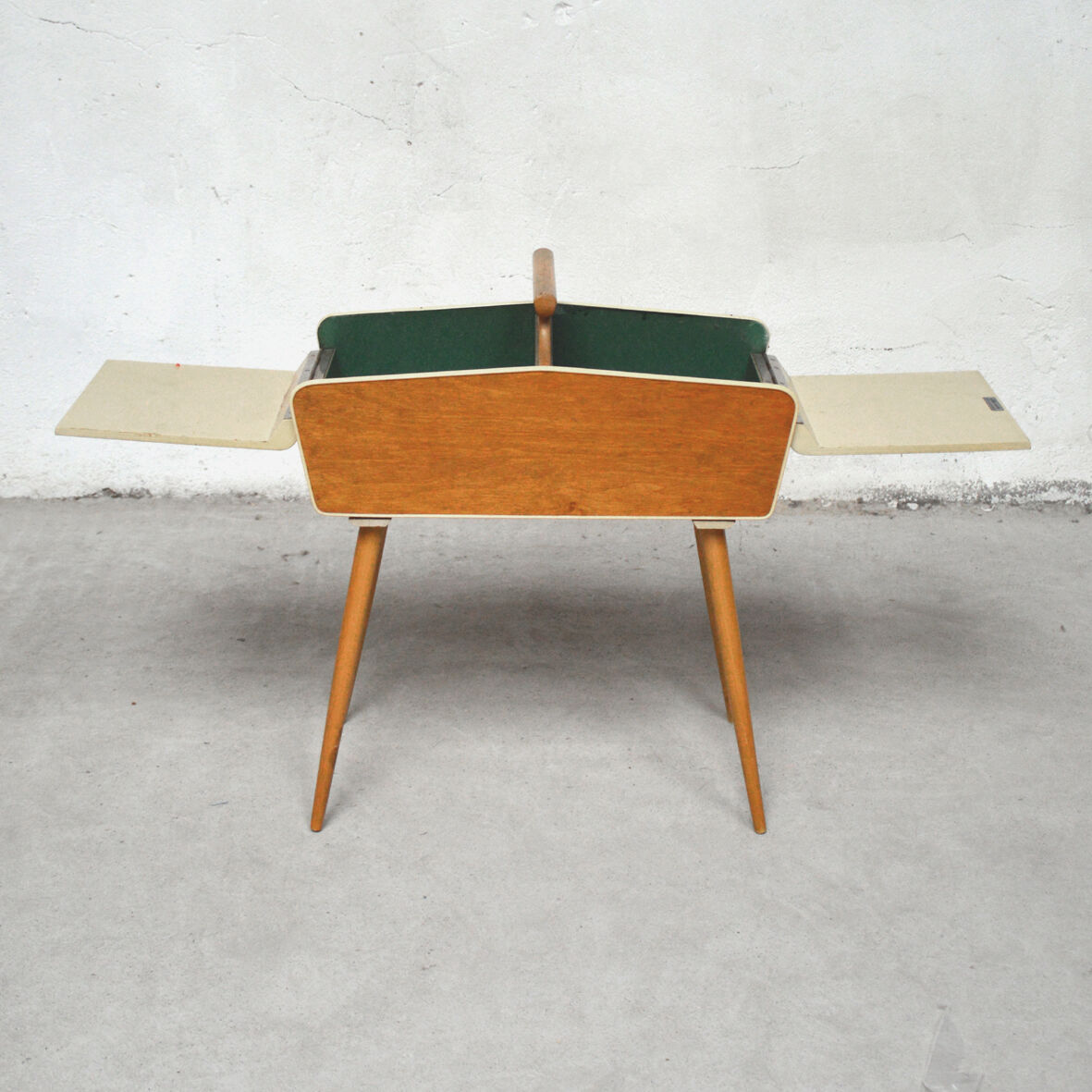 Compass foot sewing basket, 1960