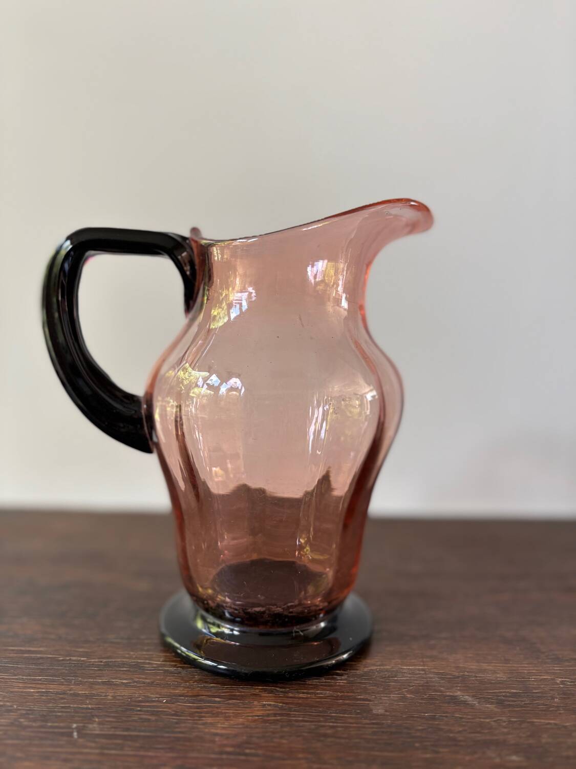 Pichet Art déco en verre rose et noir, années 20-30