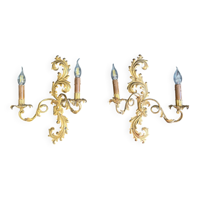 Paire d’appliques italiennes Hollywood Regency en fer et tôle dorée