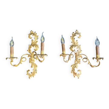 Paire d’appliques italiennes Hollywood Regency en fer et tôle dorée