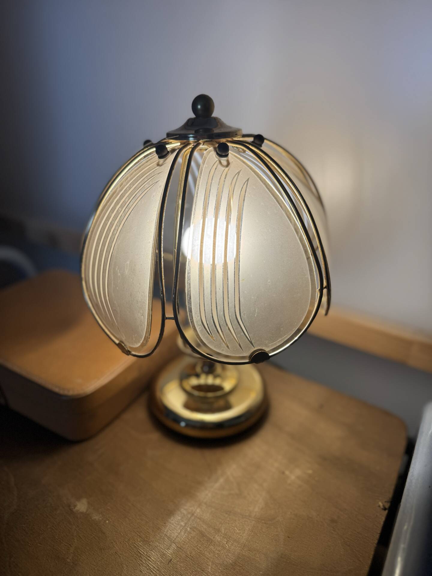 Vintage Hollywood Regency brass and smoked glass lotus table lamp – 19