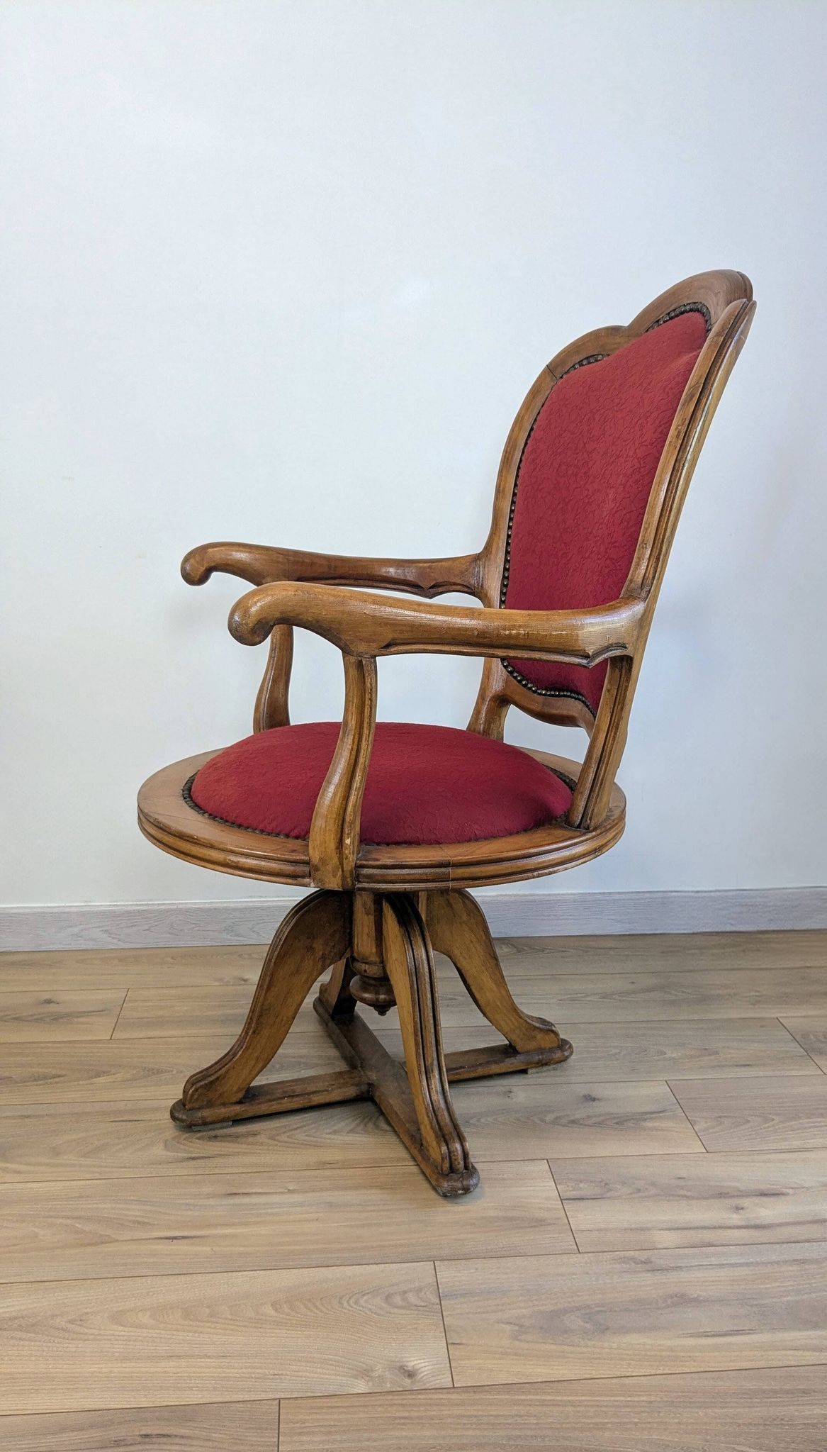 Vintage captain's chair in wood and garnet fabric — a seat with character