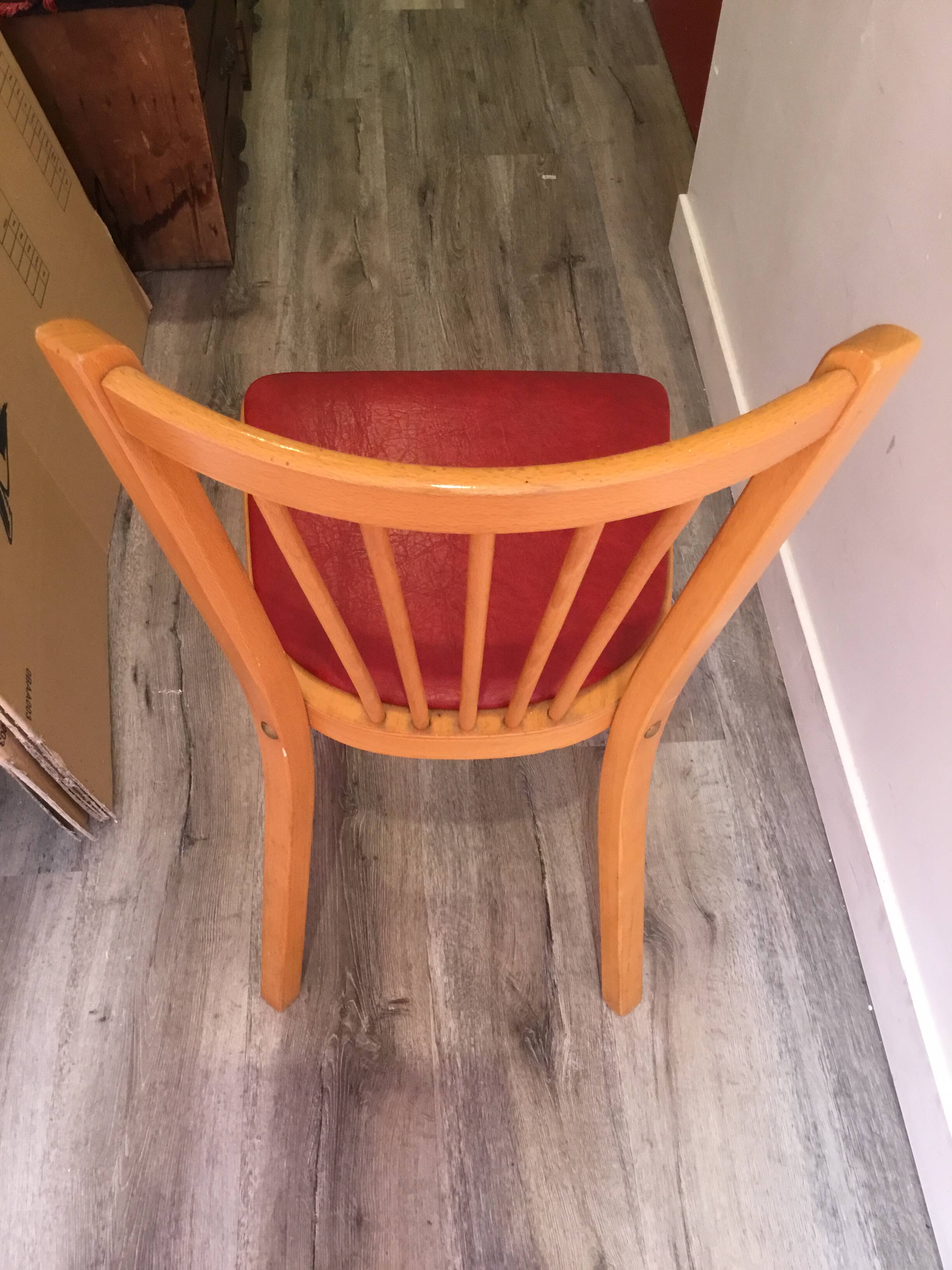 Chaise bistrot Baumann en bois et skaï rouge