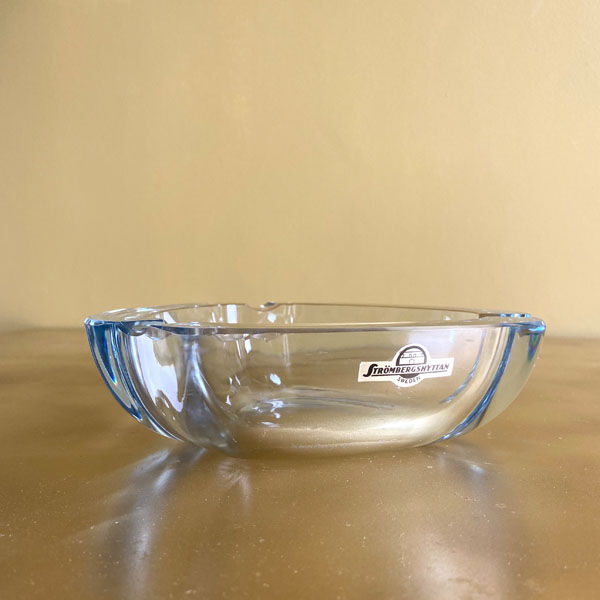 Cendrier en verre bleu signé Strömbergshyttan, Suède