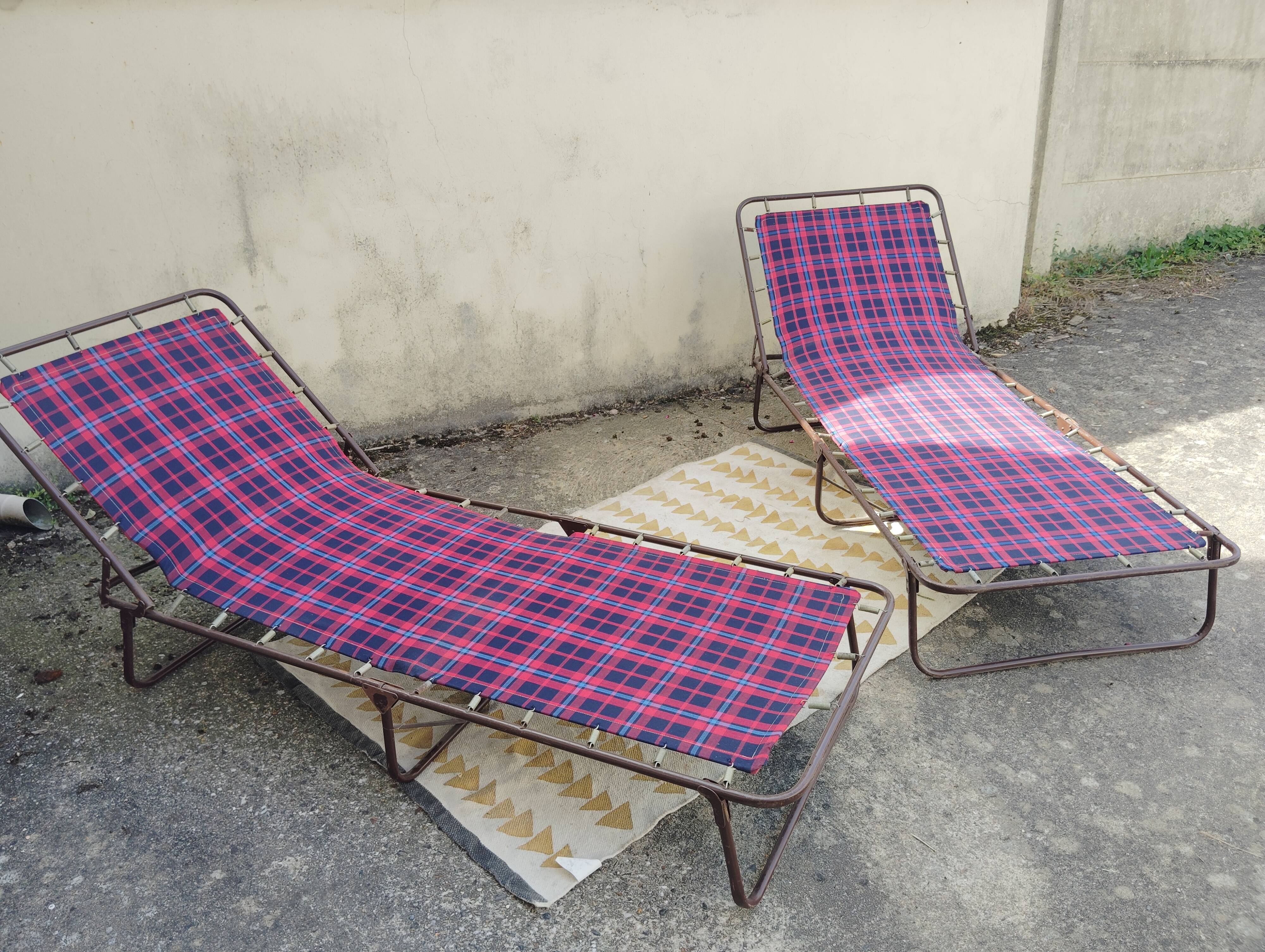 Set 2 camp beds, vintage deckchair.