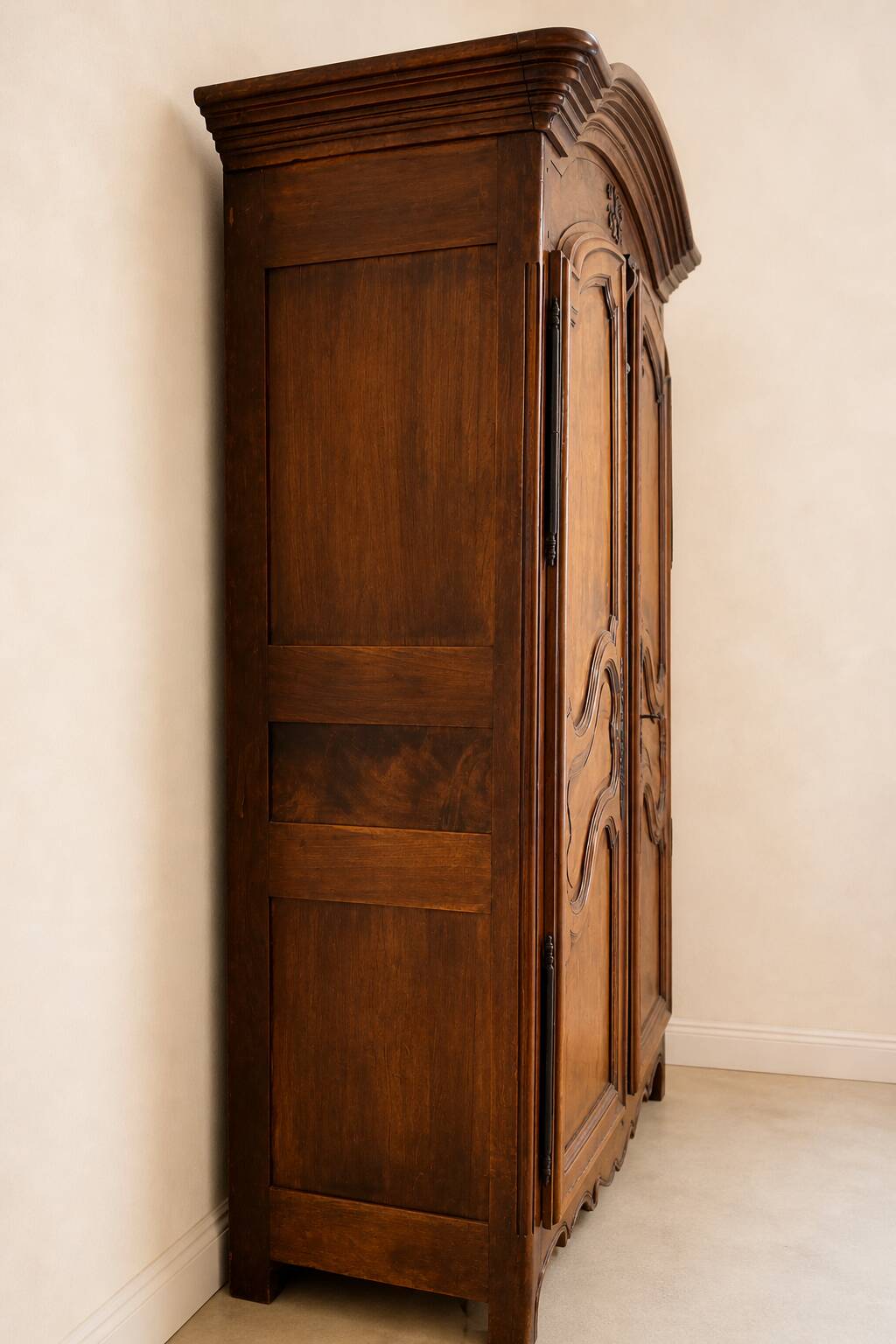 Dauphinoise wardrobe in Louis XV style in walnut, storage sideboard H:2.20m